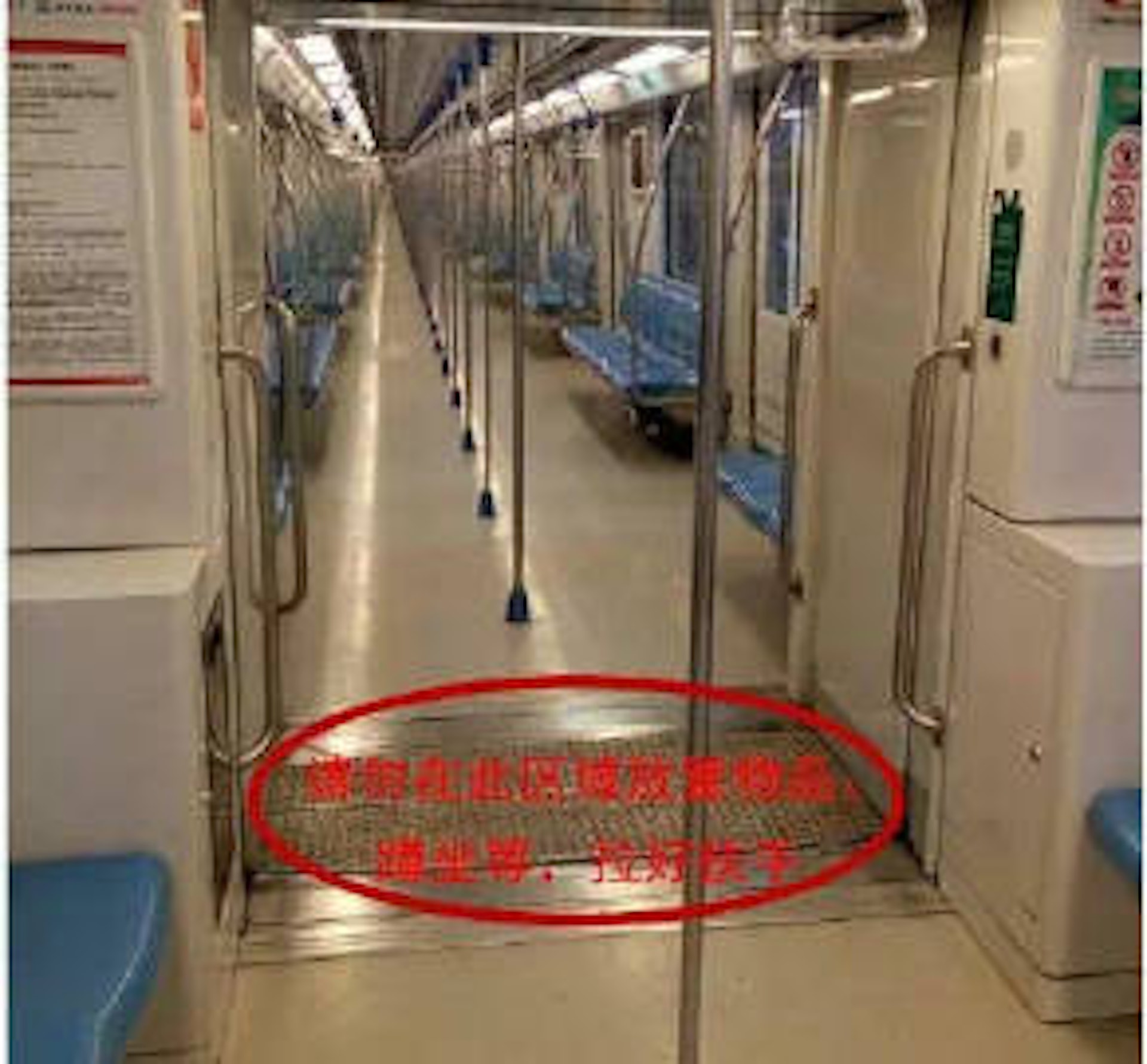 車廂連接處正式名稱為「貫通道」,貫通道是連接兩節車廂的重要部分,能夠起到安全防護作用,為乘客提供一個安全可靠的通道,同時起到隔聲、防塵、防雨的作用。(微博)