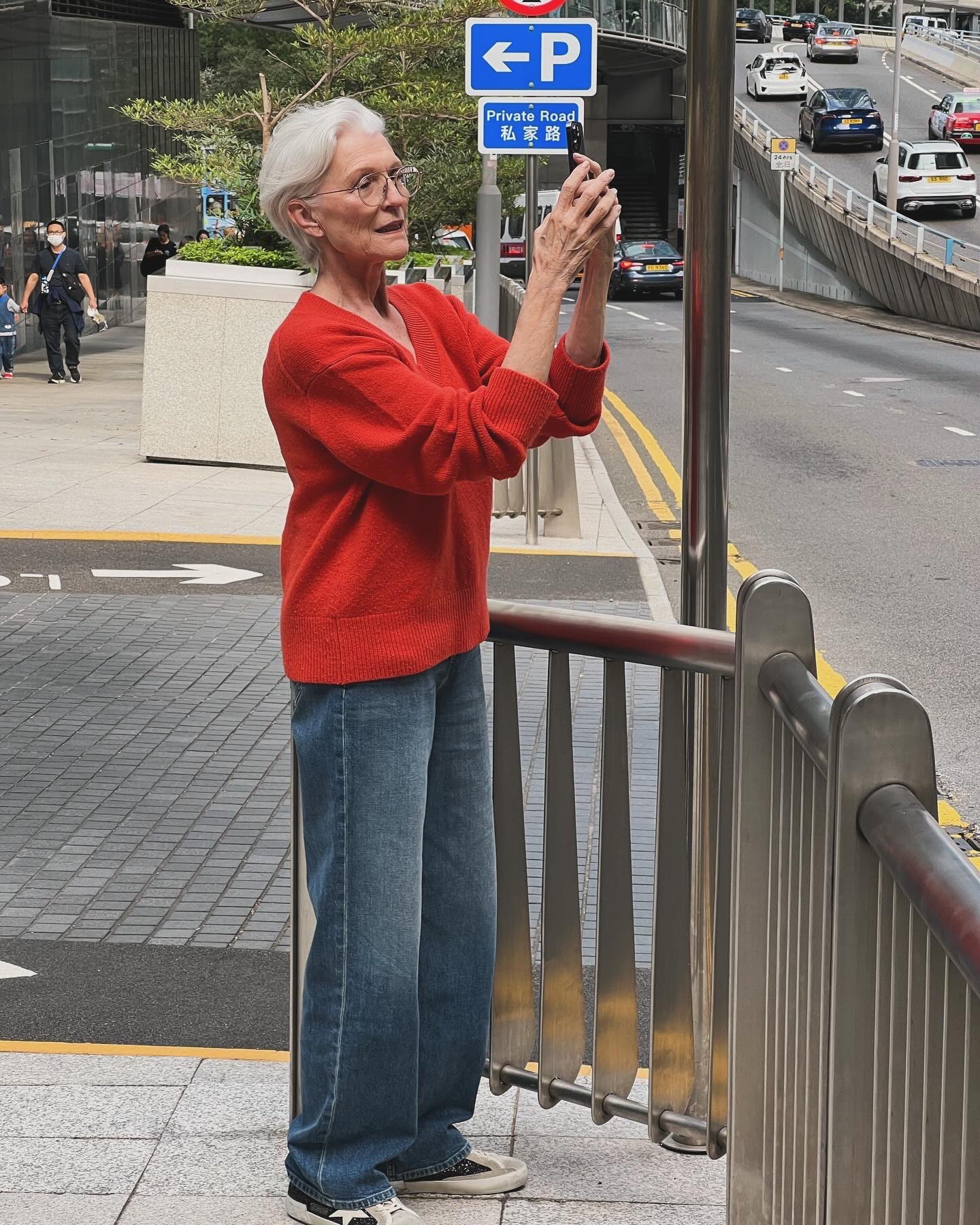 Elon Musk母親現身中環狂打卡興奮高呼「many Teslas」｜溫多娜