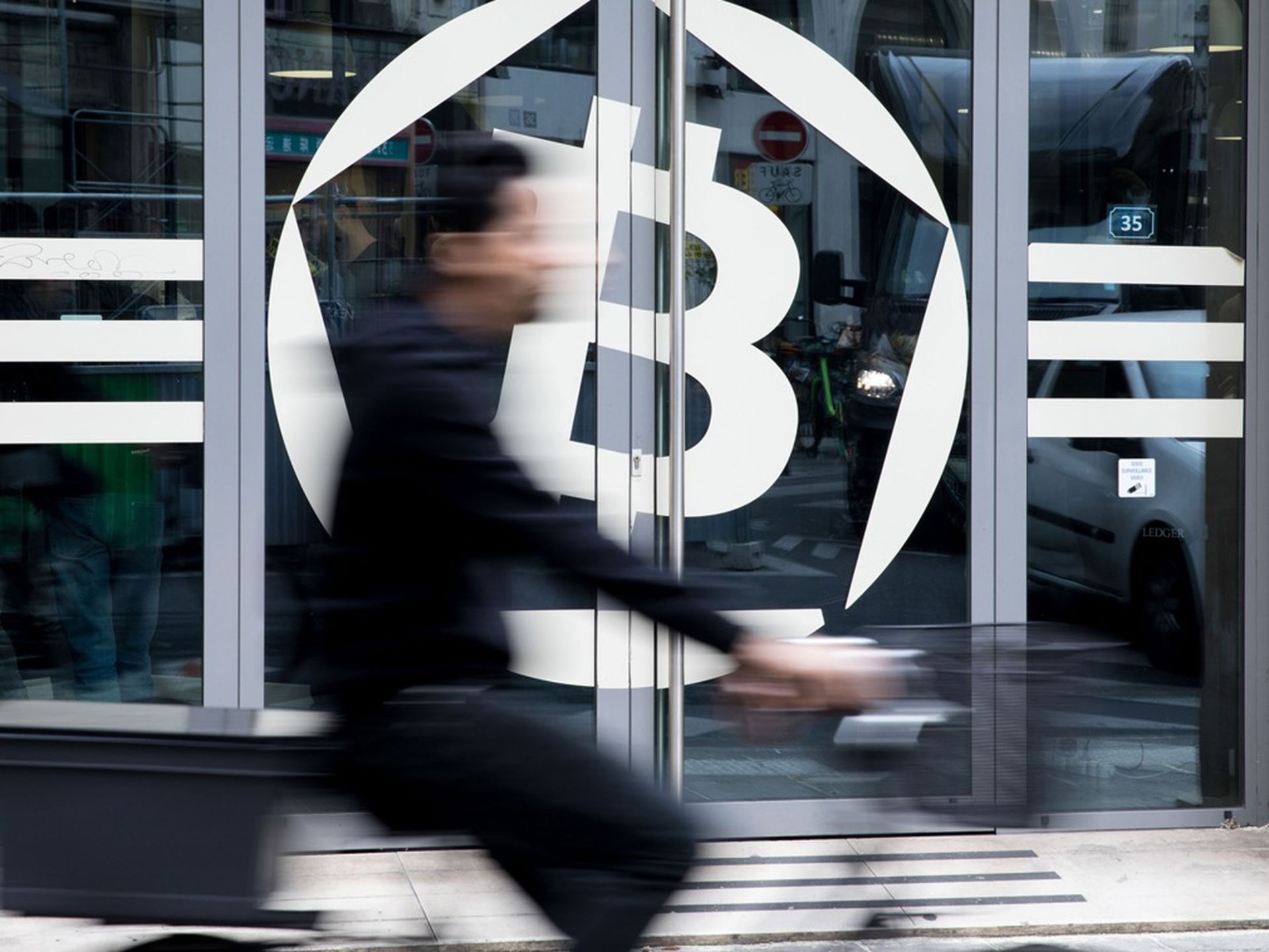 中美关税战｜虚币大泻币安﹕已就3加密资产脱锚赔2.83亿美元