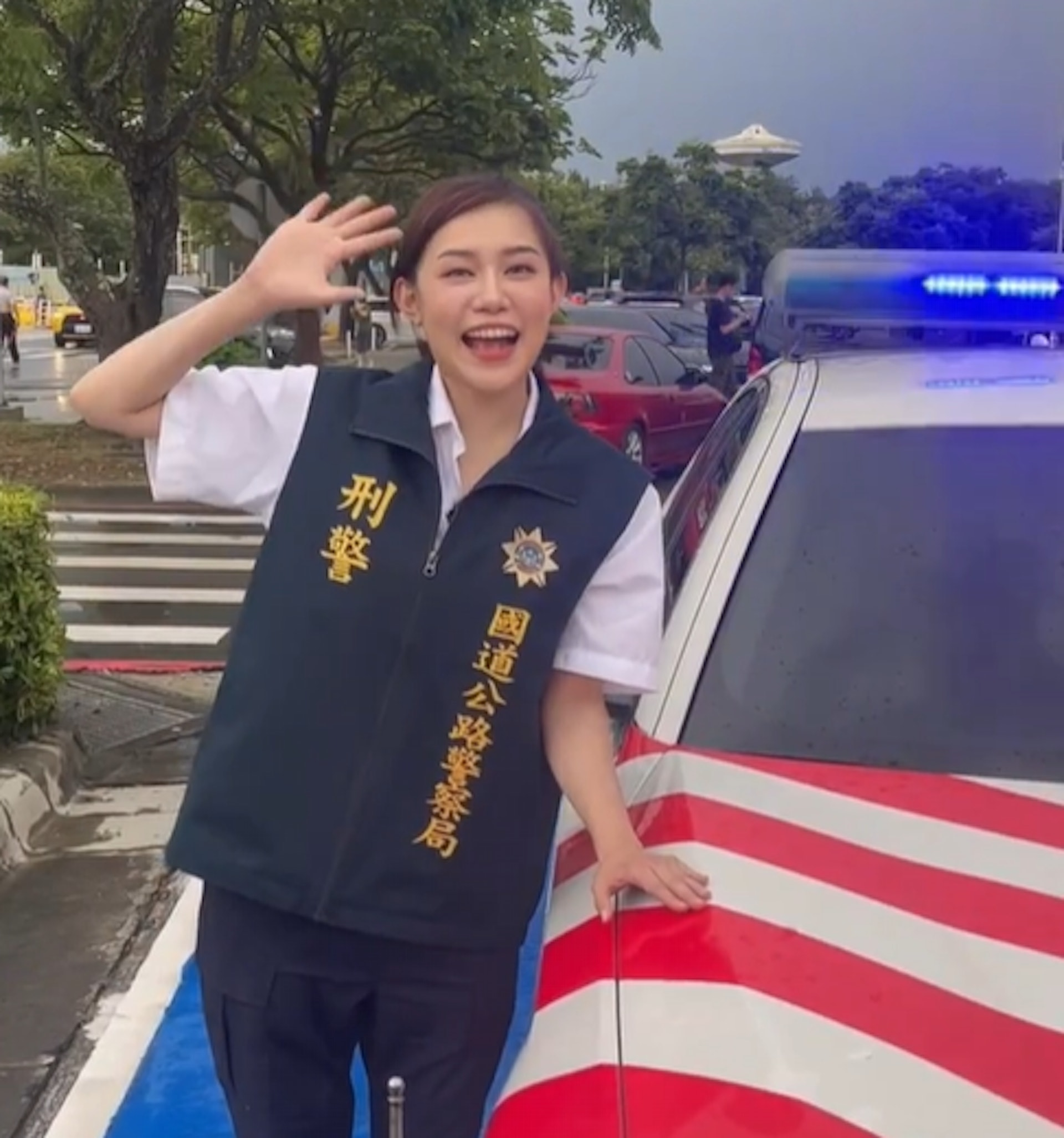 曾任職台中市警察局警員,身材姣好、口條清晰的她褪下女警制服投身國際選美。(IG@seventtova) 曾任職台中市警察局警員,身材姣好、口條清晰的她褪下女警制服投身國際選美。(IG@seventtova)