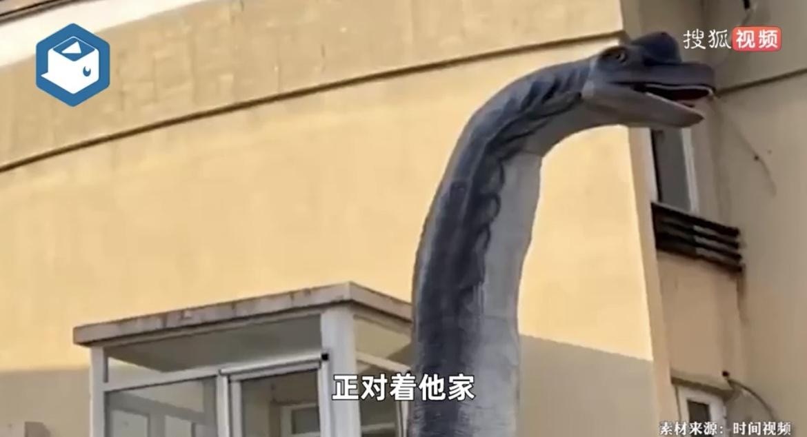 鄰居佟先生表示，恐龍正對著他家，令他覺得很有壓迫感。（時間視頻）
