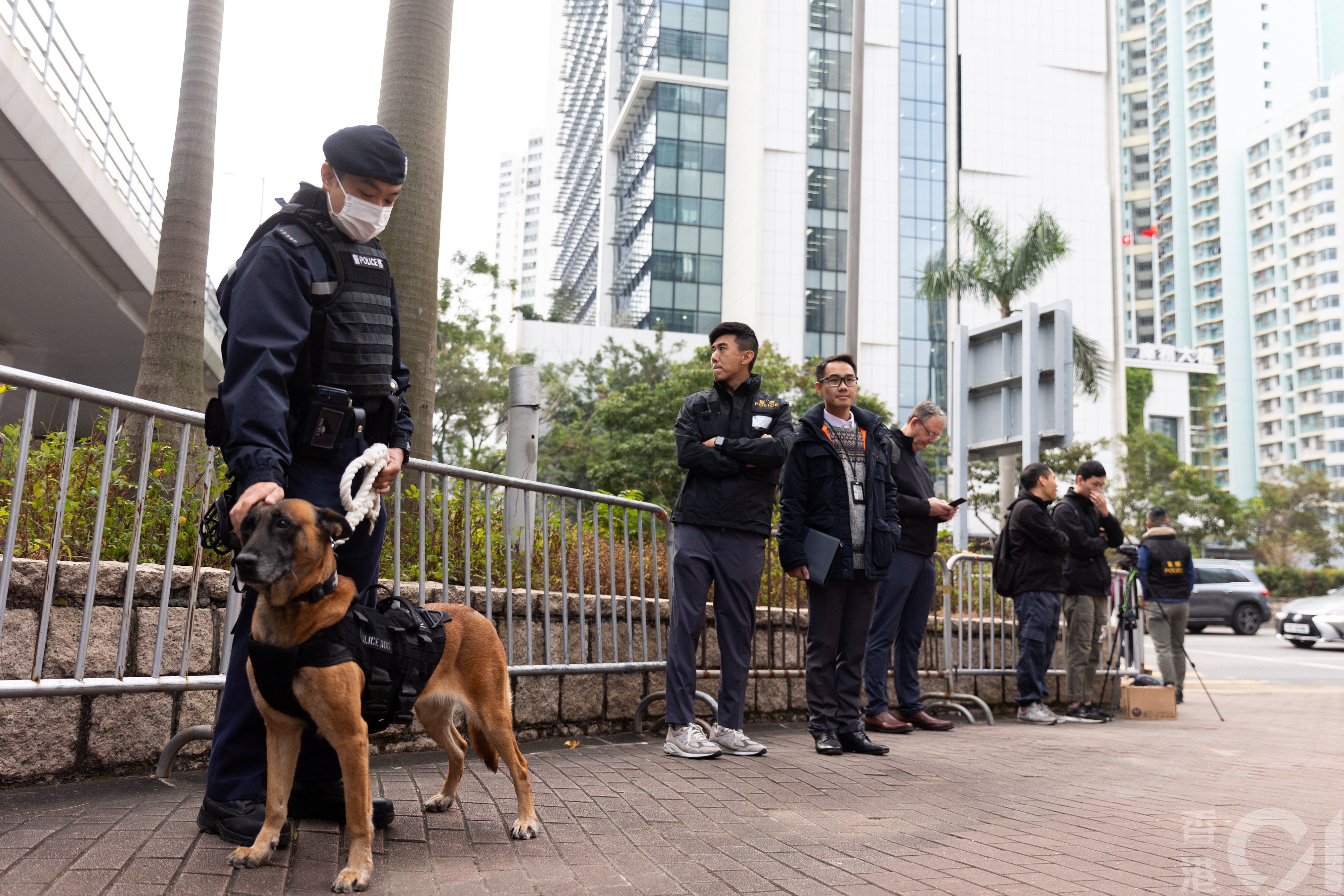 壹傳媒創辦人黎智英涉嫌違反《港區國安法》案件12月18日開審，早上西九龍法院外有大批警員駐守，並出動警犬。（林靄怡攝）