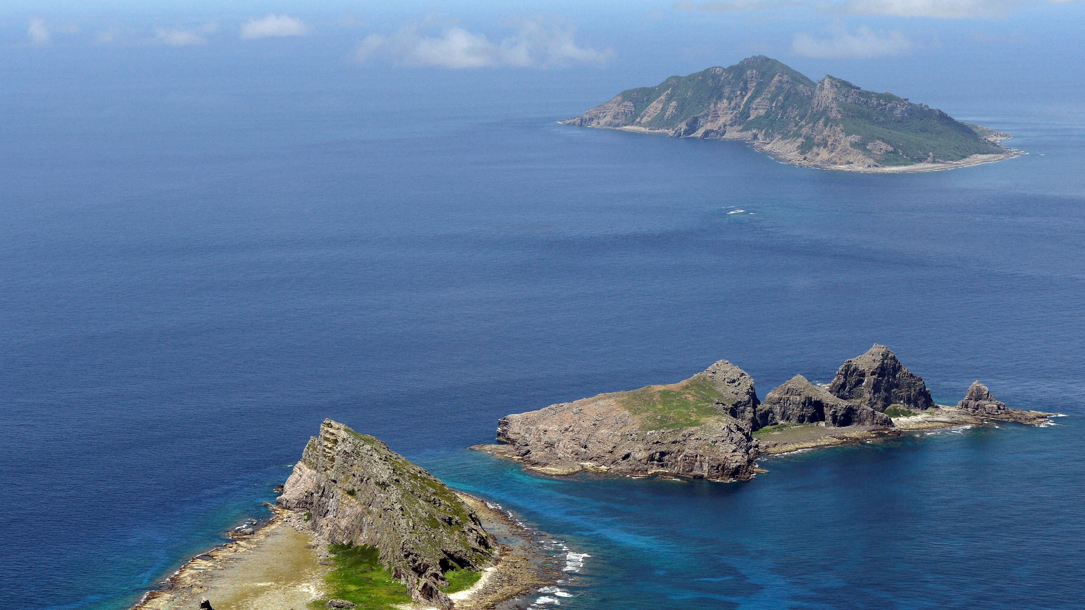 釣魚島：A group of disputed islands, Uotsuri island (top), Minamikojima (bottom) and Kitakojima, known as Senkaku in Japan and Diaoyu in China is seen in the East China Sea, in this photo taken by Kyodo September 2012. （Reuters）