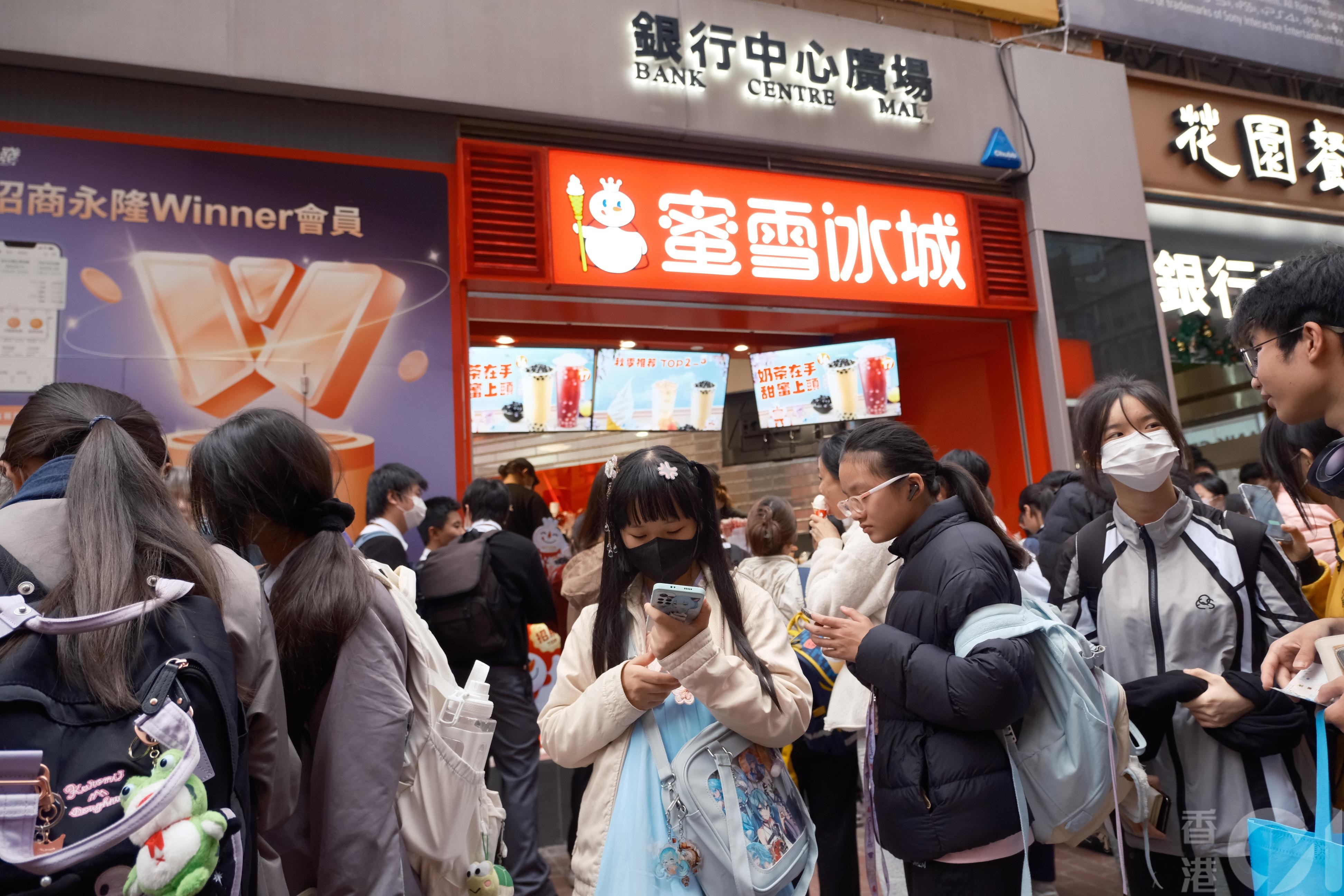 內地平價連鎖茶飲店蜜雪冰城位旺角銀行中心廣場的首間香港分店，12月18日開張，吸引不少人募慕名而來光顧。（盧翊銘攝）