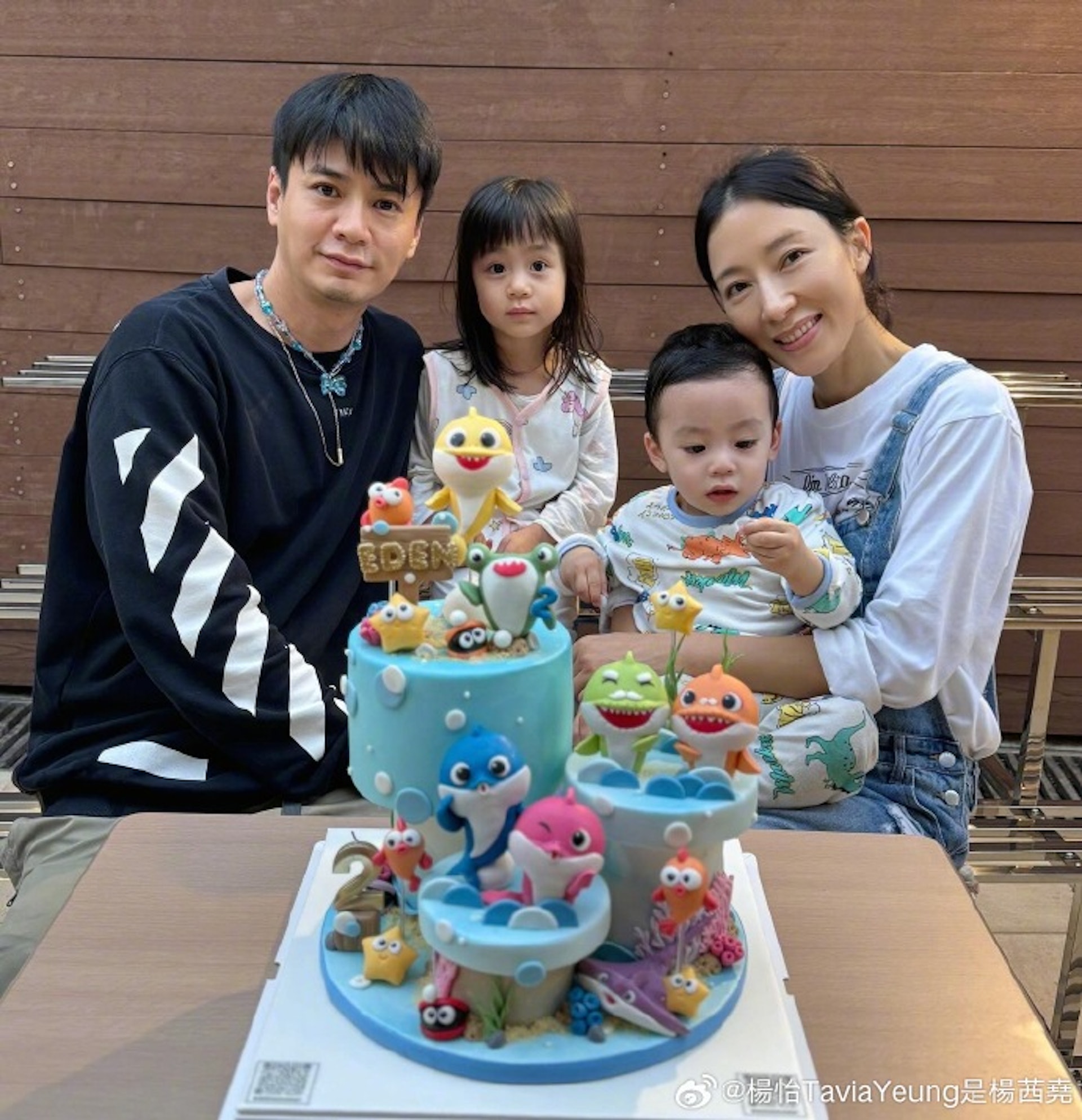 一家四口好幸福。(楊怡微博圖片) 一家四口好幸福。(楊怡微博圖片)