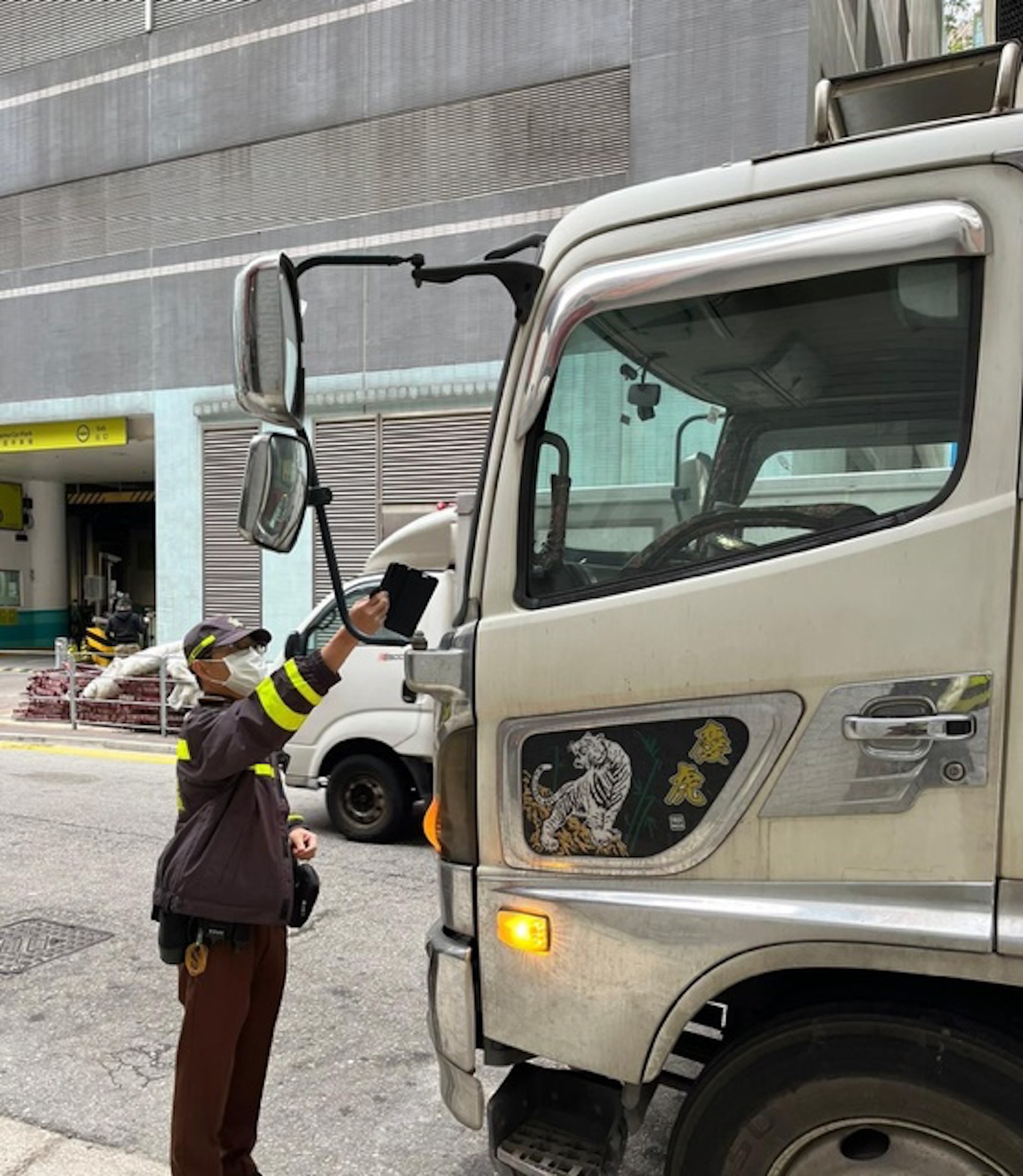 警方在荃灣打擊違泊發逾千張「牛肉乾」拖5車。(警方提供) 警方在荃灣打擊違泊發逾千張「牛肉乾」拖5車。(警方提供)