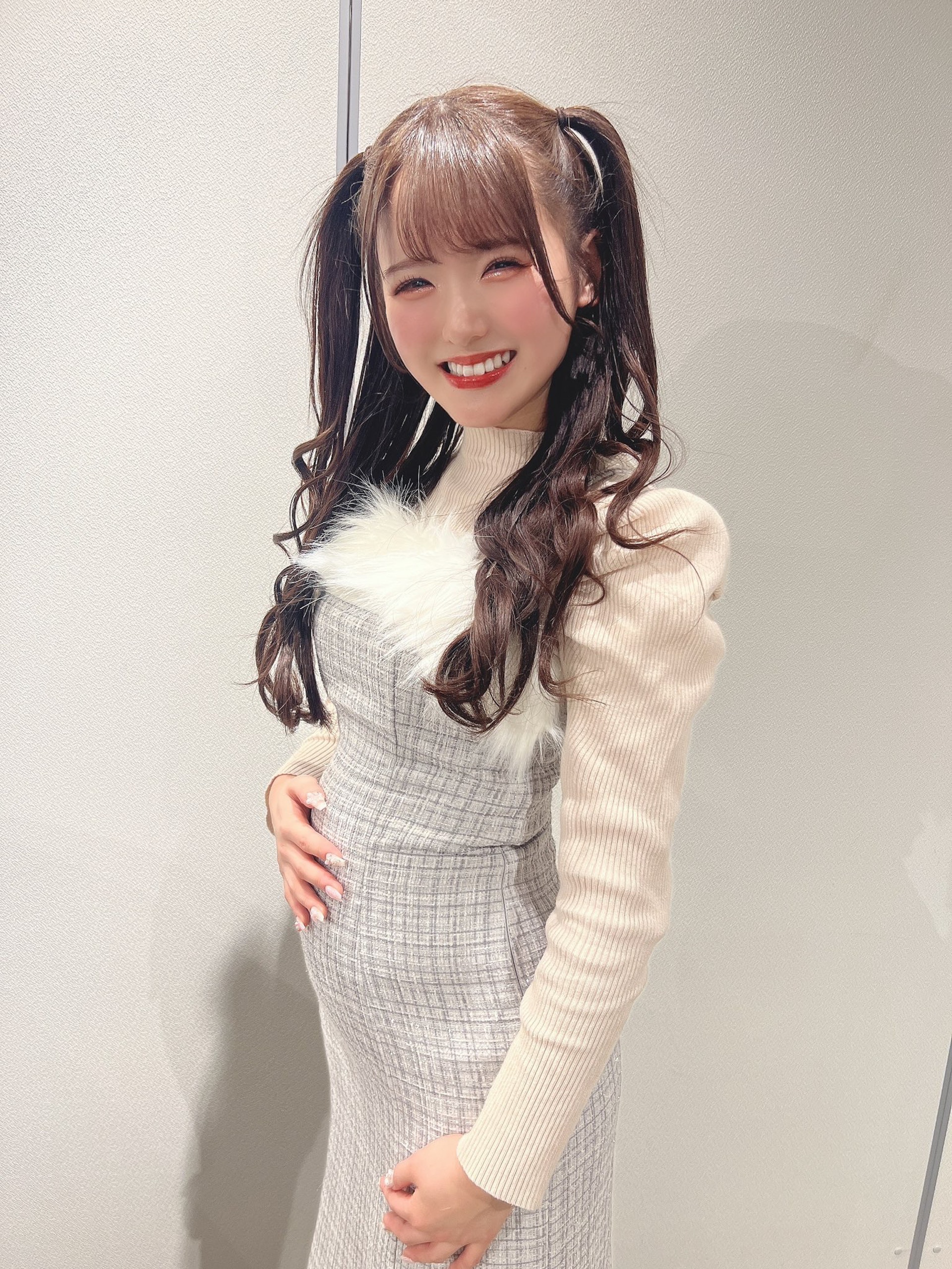 長相可愛的她,一手摸著微微隆起的小腹,並對鏡頭露出甜美的笑容。(Twitter@mamisaijyou)