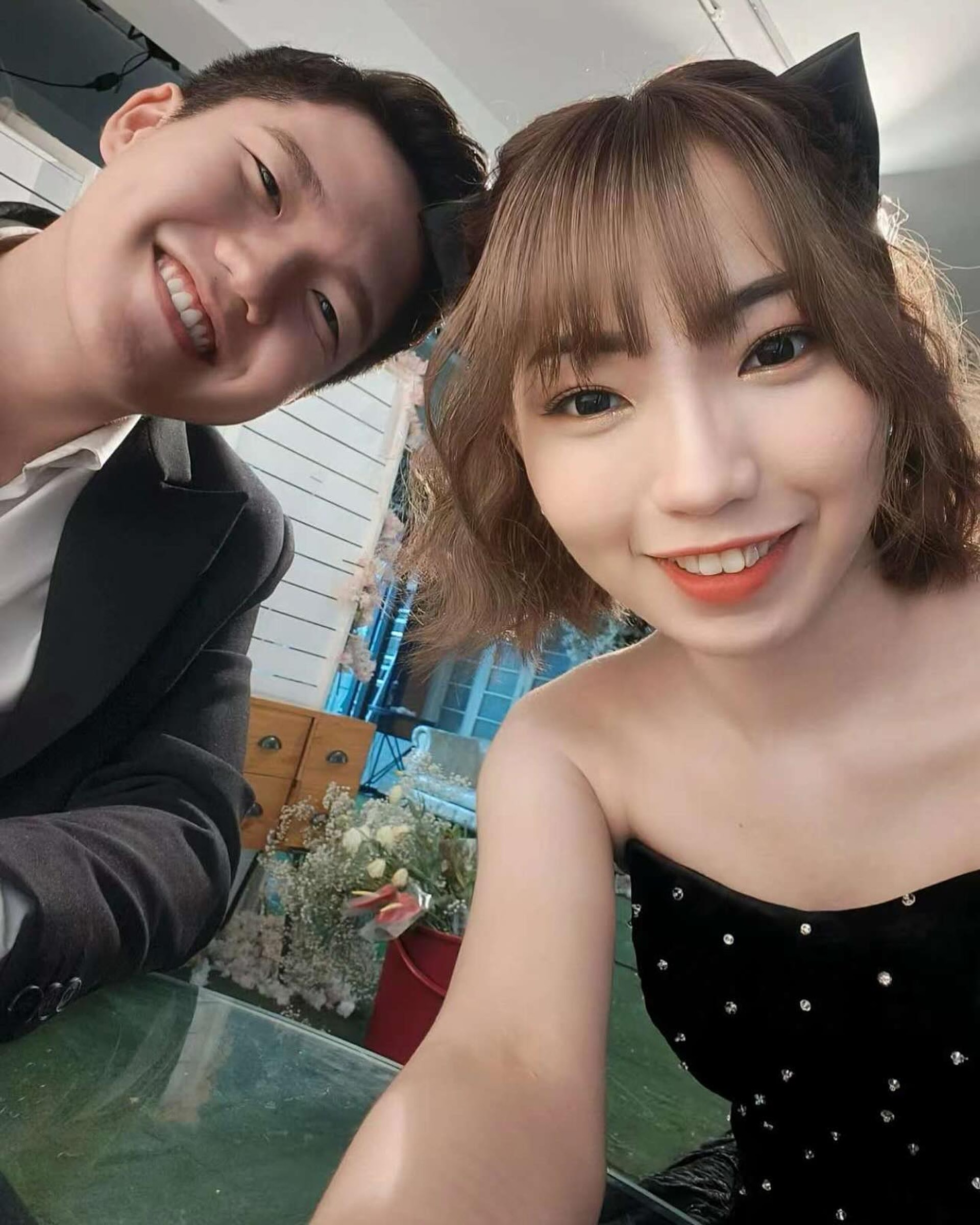 許佳玲:馬來西亞27歲女歌手許佳玲2023年12月18日與一名男粉絲進餐,最後被對方連刺8刀身亡。圖為她的未婚夫劉宇揚2023年12月19日在Facebook發布的合照。(Facebook@Sampson Liew) 許佳玲:馬來西亞27歲女歌手許佳玲2023年12月18日與一名男粉絲進餐,最後被對方連刺8刀身亡。圖為她的未婚夫劉宇揚2023年12月19日在Facebook發布的合照。(Facebook@Sampson Liew)