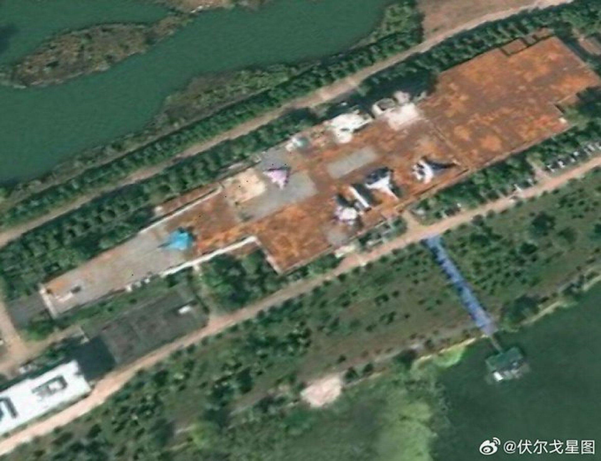衛星照顯示,解放軍「攻擊-11」無人機原型出現在全尺寸航母測試設施上,而從這很可能是至今最強烈的跡象看來,這款隱形無人機或其改型將成為中國未來艦載機聯隊的一部分。(X@Rupprecht_A) 衛星照顯示,解放軍「攻擊-11」無人機原型出現在全尺寸航母測試設施上,而從這很可能是至今最強烈的跡象看來,這款隱形無人機或其改型將成為中國未來艦載機聯隊的一部分。(X@Rupprecht_A)