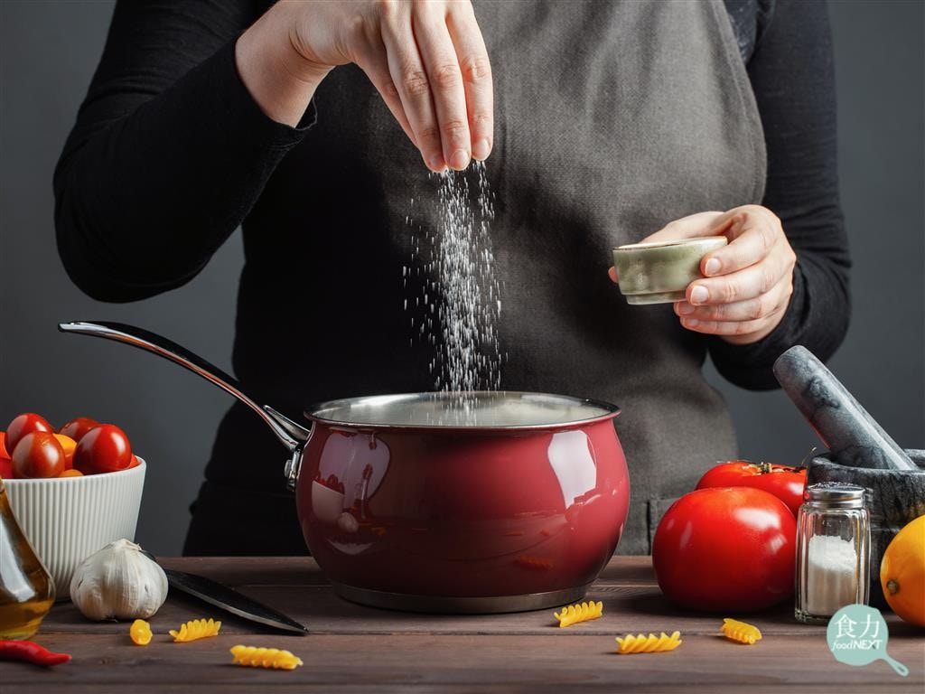 鹽有提升食物鮮味的作用，可構成複合性味道。（網上圖片）
