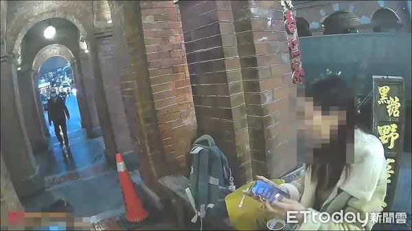 警方趁蔡女逛老街時，上前確認身分後逮捕。（ETtoday）