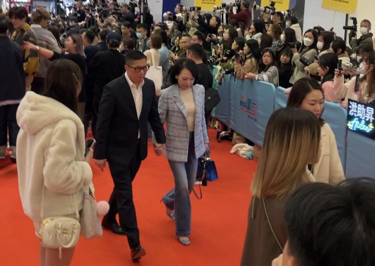 電影《金手指》舉行首映禮,多名高官及政界人士都有出席,包括保安局局長鄧炳強、文化體育及旅遊局局長楊潤雄、懲教署署長黃國興、醫管局主席范鴻齡、全國人大前常委范徐麗泰、經民聯前立法會議員石禮謙。(潘耀昇攝) 電影《金手指》舉行首映禮,多名高官及政界人士都有出席,包括保安局局長鄧炳強、文化體育及旅遊局局長楊潤雄、懲教署署長黃國興、醫管局主席范鴻齡、全國人大前常委范徐麗泰、經民聯前立法會議員石禮謙。(潘耀昇攝)