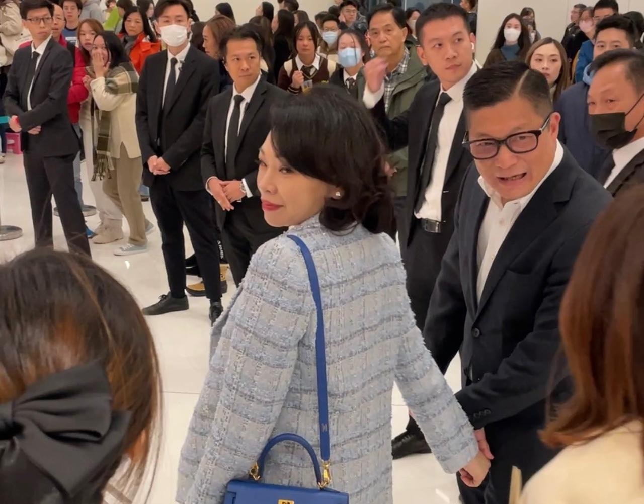 電影《金手指》舉行首映禮,多名高官及政界人士都有出席,包括保安局局長鄧炳強、文化體育及旅遊局局長楊潤雄、懲教署署長黃國興、醫管局主席范鴻齡、全國人大前常委范徐麗泰、經民聯前立法會議員石禮謙。(潘耀昇攝) 電影《金手指》舉行首映禮,多名高官及政界人士都有出席,包括保安局局長鄧炳強、文化體育及旅遊局局長楊潤雄、懲教署署長黃國興、醫管局主席范鴻齡、全國人大前常委范徐麗泰、經民聯前立法會議員石禮謙。(潘耀昇攝)