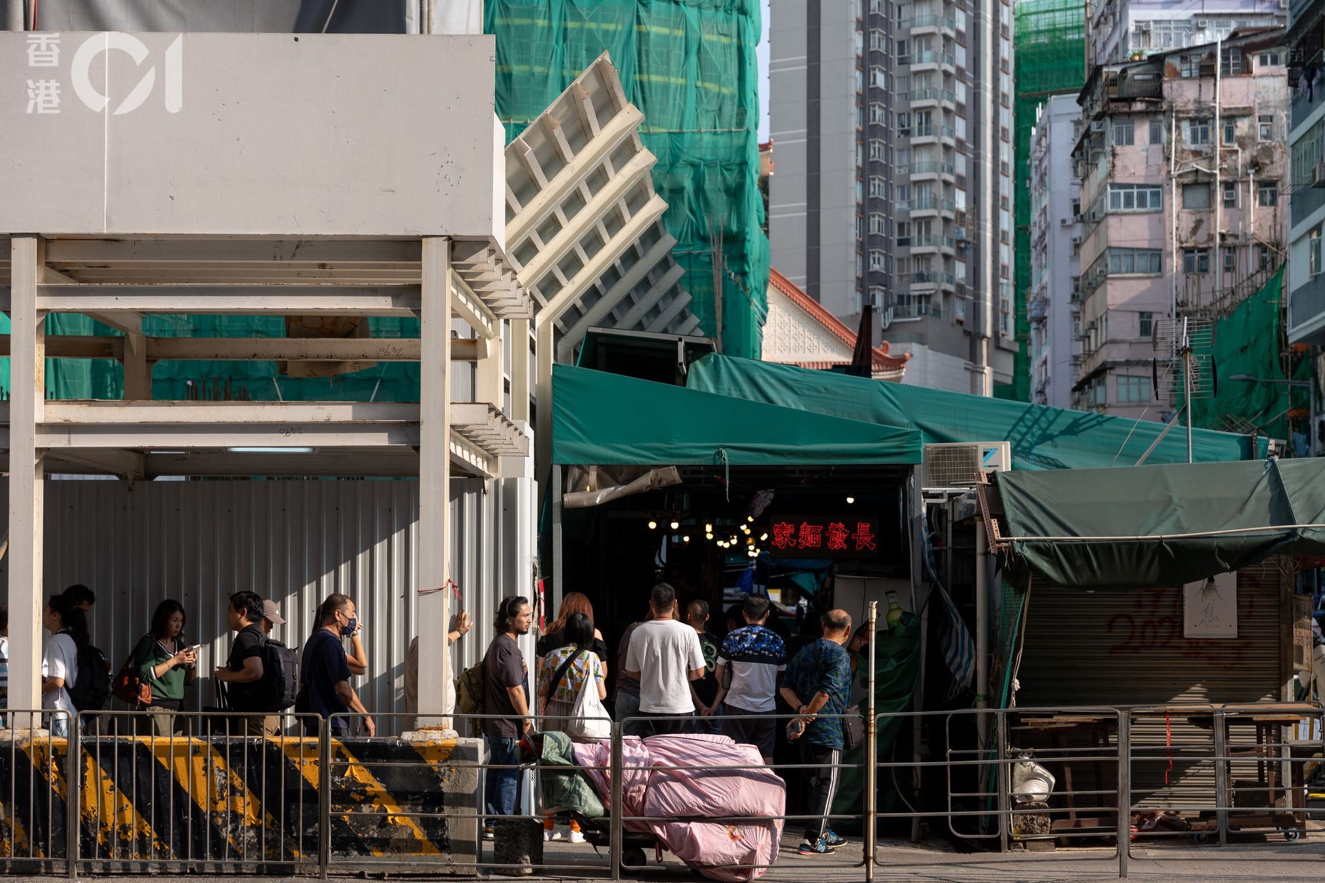 紮根深水埗逾70年的長發麵家受重建影響結業,在10月29日停業前兩日,不少人趁星期日到來光顧,店外出現長長人龍。(夏家朗攝/資料圖片) 紮根深水埗逾70年的長發麵家受重建影響結業,在10月29日停業前兩日,不少人趁星期日到來光顧,店外出現長長人龍。(夏家朗攝/資料圖片)