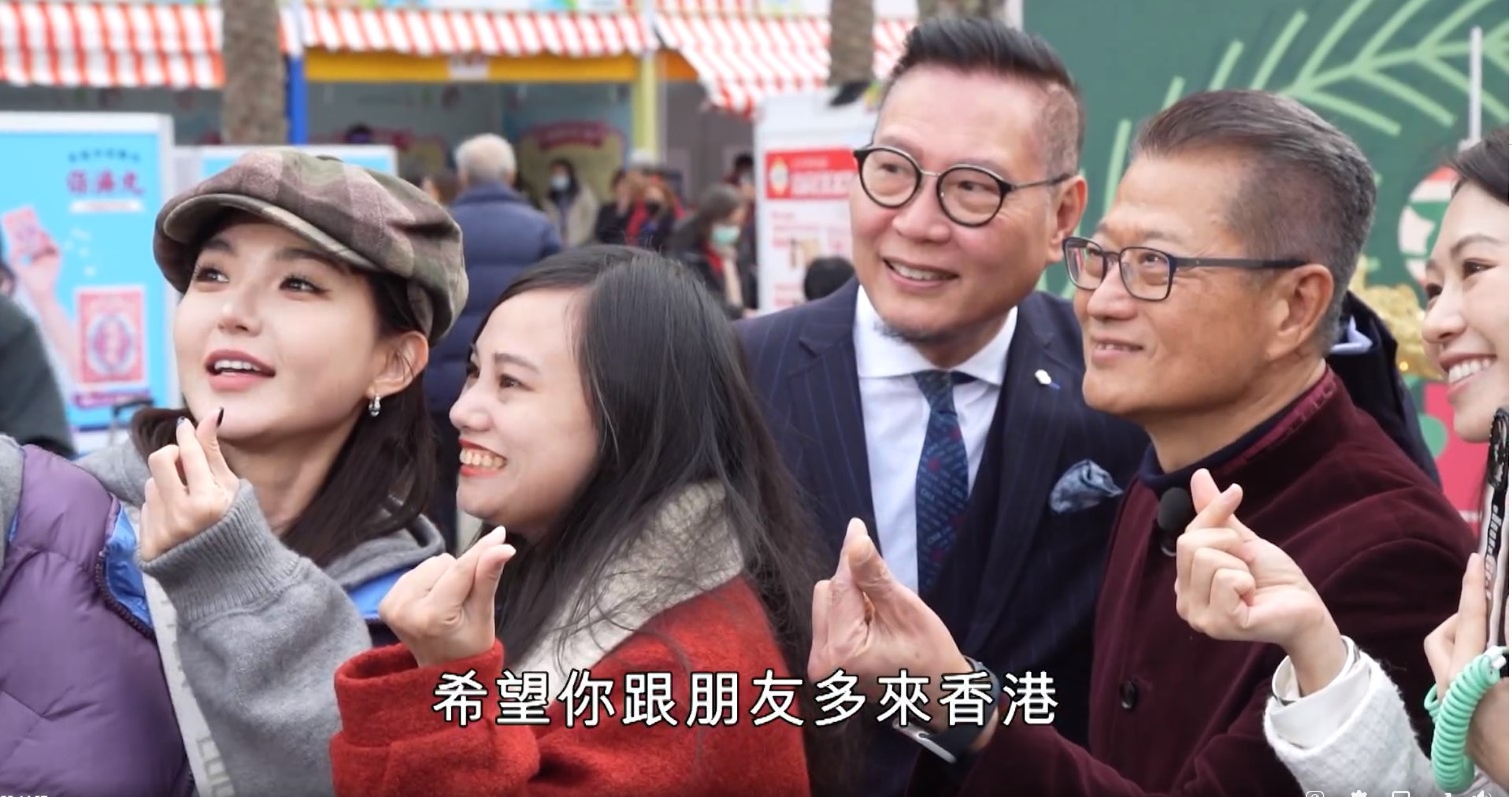 陳茂波(右二)12月22日冬至與數位內地社交平台的知名博主逛工展會。(陳茂波Facebook) 陳茂波(右二)12月22日冬至與數位內地社交平台的知名博主逛工展會。(陳茂波Facebook)