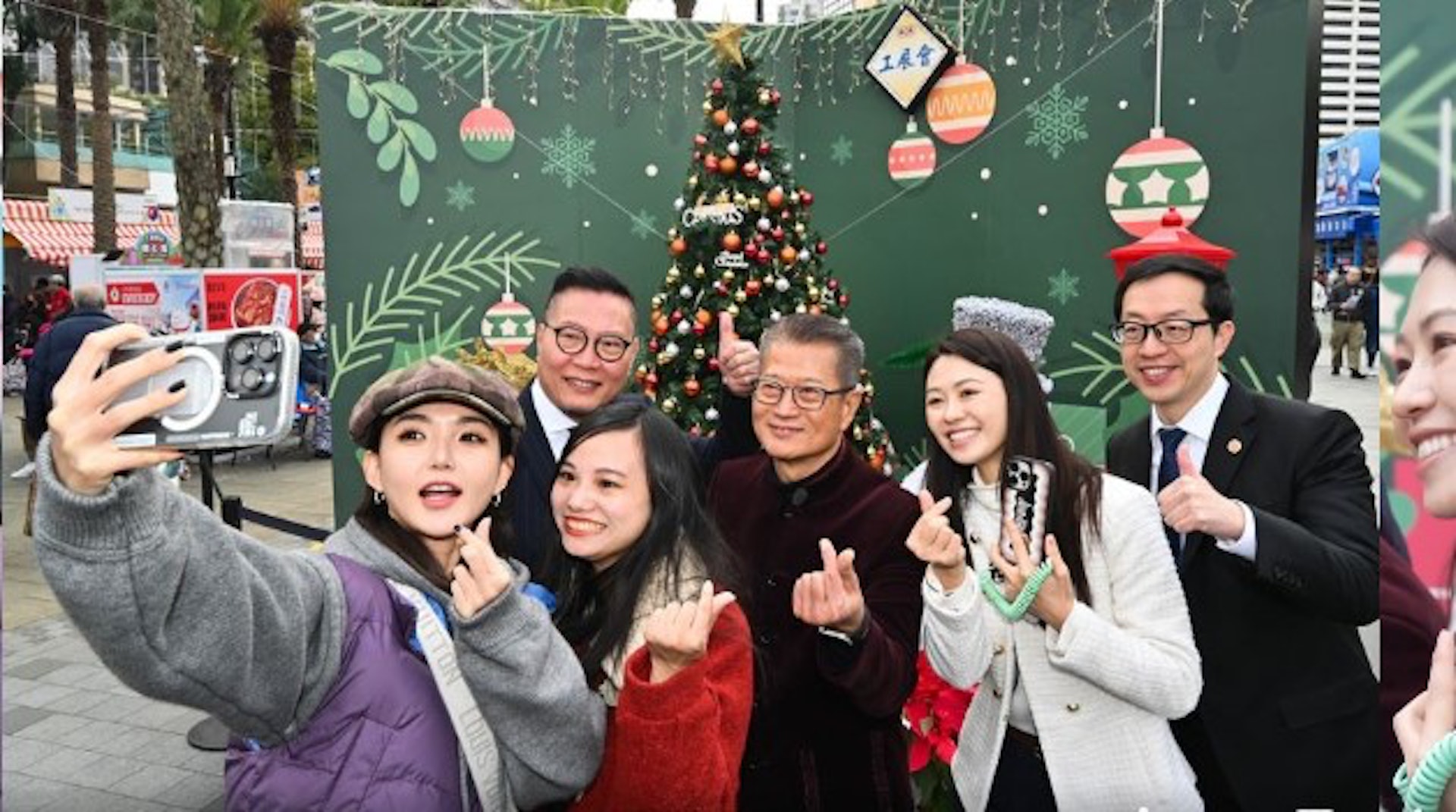 陳茂波(中)12月22日冬至與數位內地社交平台的知名博主逛工展會。(陳茂波Facebook) 陳茂波(中)12月22日冬至與數位內地社交平台的知名博主逛工展會。(陳茂波Facebook)