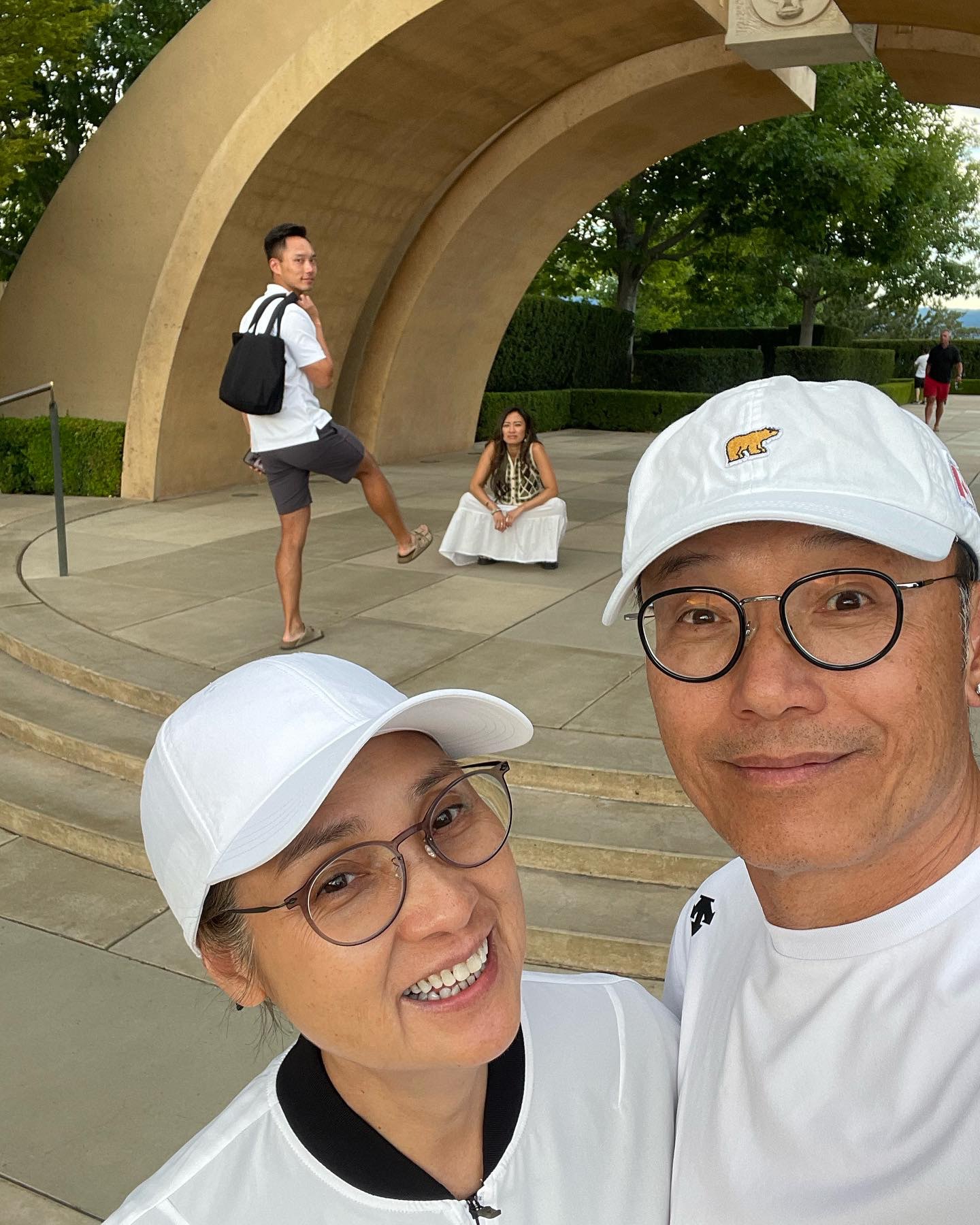 苗僑偉（三哥）近年減產，不時與三嫂戚美珍到加拿大探望一對仔女，並長留當地享受人生。（IG@murphymiu）