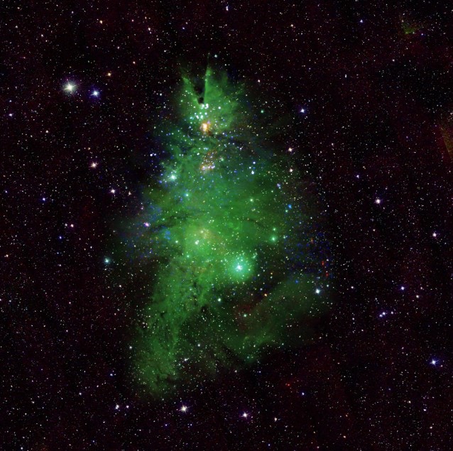 2023年12月19日，美國太空總署（NASA）在社交媒體X發布一張在宇宙中拍到的「聖誕樹」照片，它是由一個距離地球2,500光年的巨大而年輕的恆星團組成。（美國太空總署）