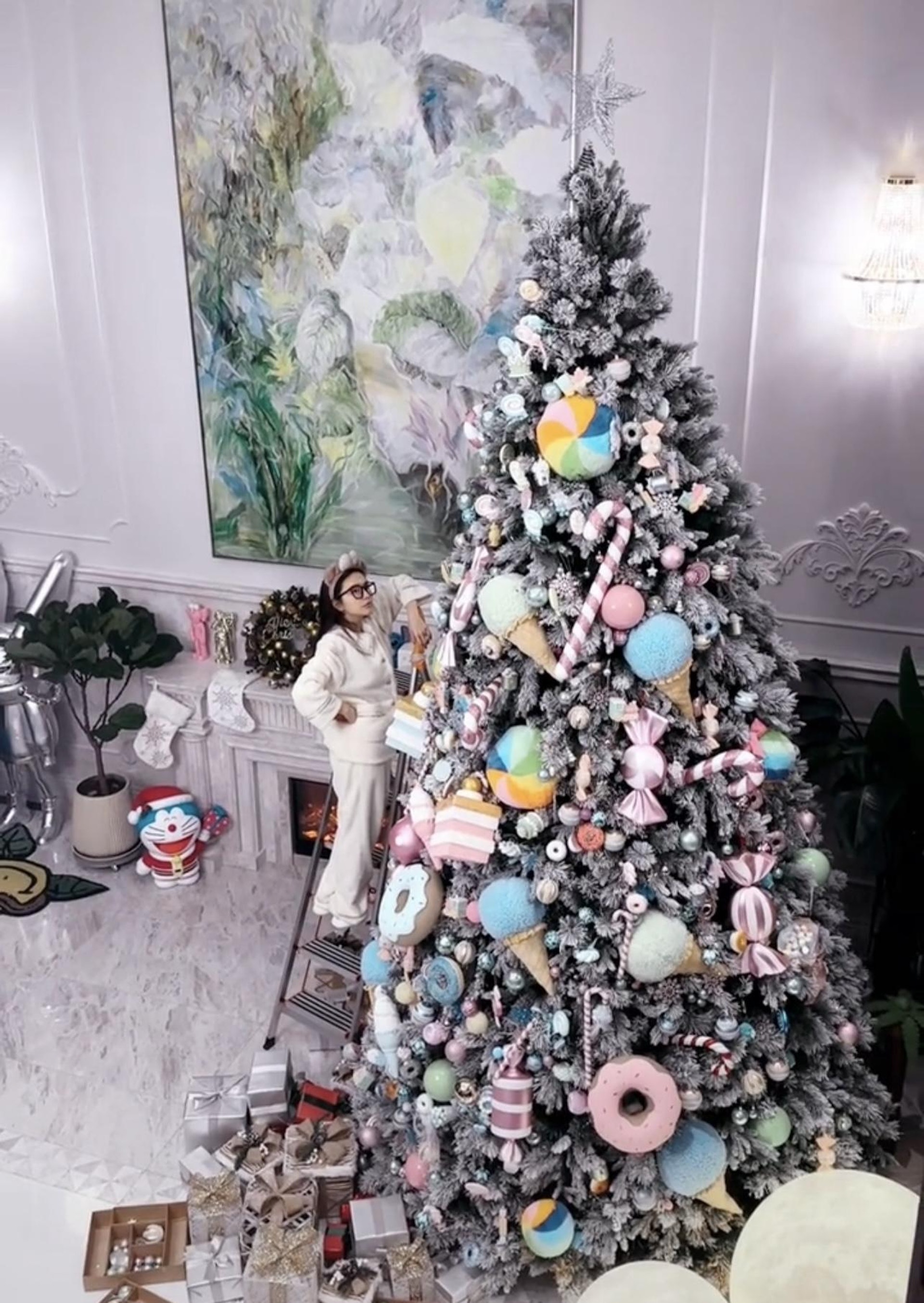 周扬清家中的圣诞树目测高四米,今年布置以糖果为主题网友大赞,已成为网友每年圣诞节必睇的焦点。 周扬清家中的圣诞树目测高四米,今年布置以糖果为主题网友大赞,已成为网友每年圣诞节必睇的焦点。