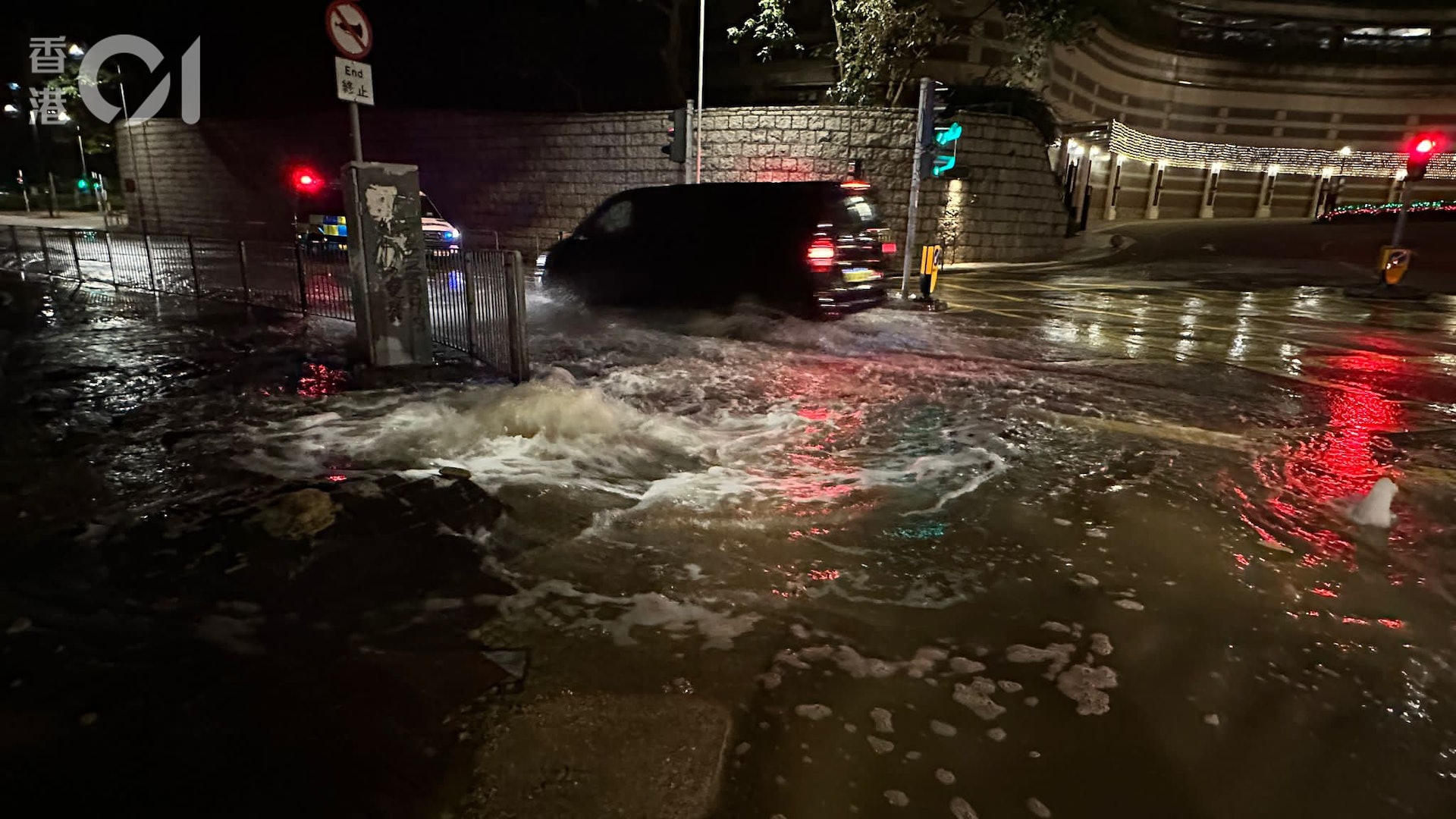 大量水從地面湧出。 大量水從地面湧出。