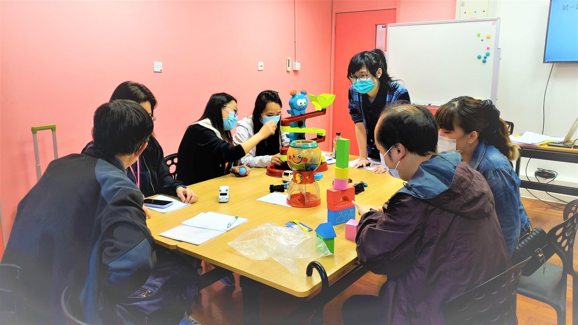 「生命互補教育基金」為受助學童的家庭授課,藉此向家長解釋課程理念和學習邏輯,並且教導他們如何有效地把對子女的督促融入日常生活當中。(生命互補教育基金提供) 「生命互補教育基金」為受助學童的家庭授課,藉此向家長解釋課程理念和學習邏輯,並且教導他們如何有效地把對子女的督促融入日常生活當中。(生命互補教育基金提供)