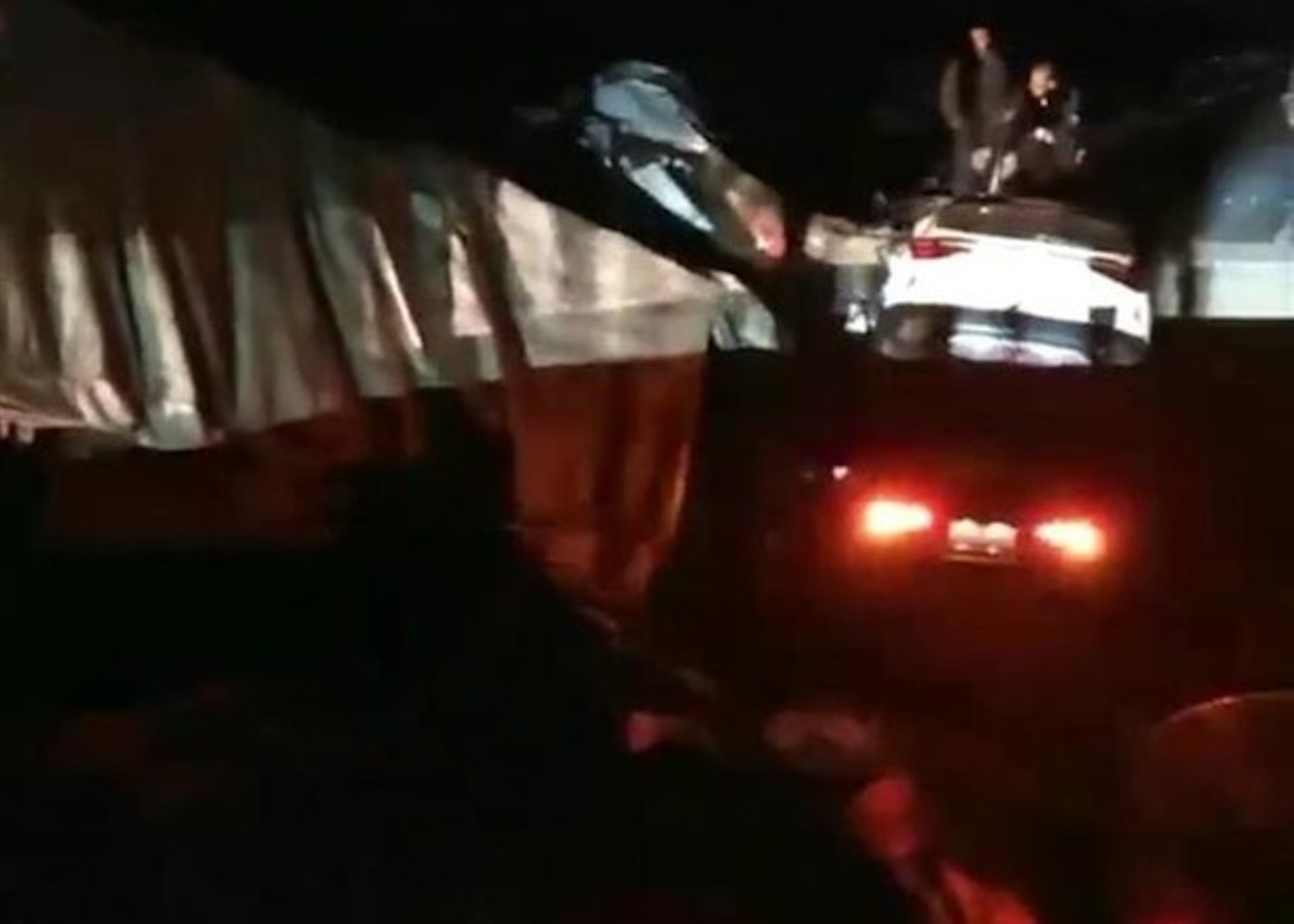 內蒙古一高速公路塌陷導致多輛車被困。(影片截圖) 內蒙古一高速公路塌陷導致多輛車被困。(影片截圖)