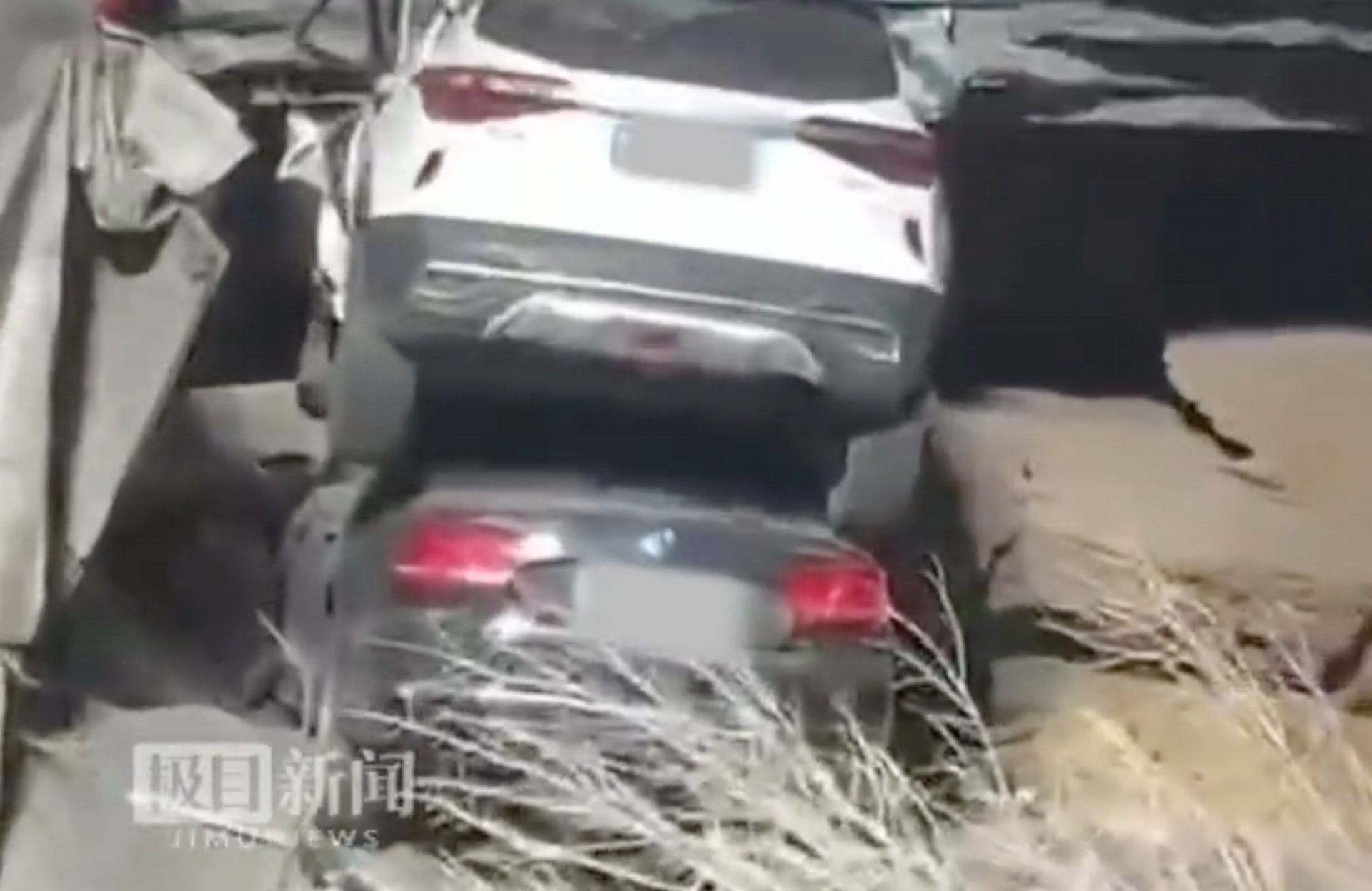 內蒙古一高速公路塌陷導致多輛車被困。(影片截圖) 內蒙古一高速公路塌陷導致多輛車被困。(影片截圖)