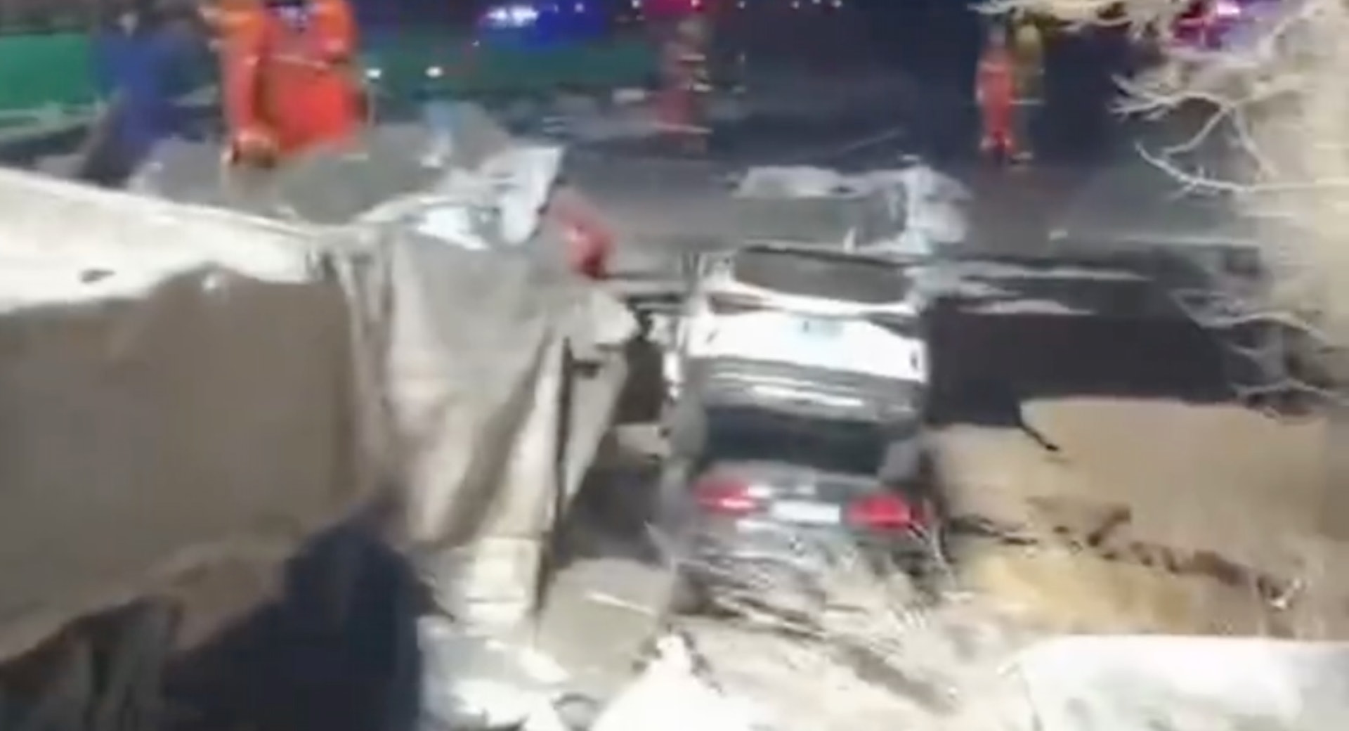 內蒙古一高速公路塌陷導致多輛車被困。(影片截圖) 內蒙古一高速公路塌陷導致多輛車被困。(影片截圖)