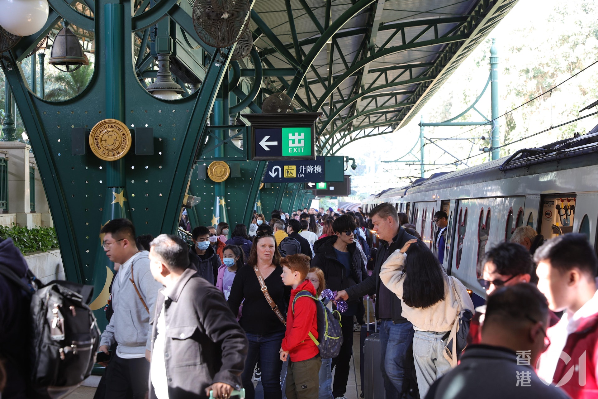 迪士尼今日(26日)人潮不斷,非常熱鬧。(鄭子峰攝) 迪士尼今日(26日)人潮不斷,非常熱鬧。(鄭子峰攝)