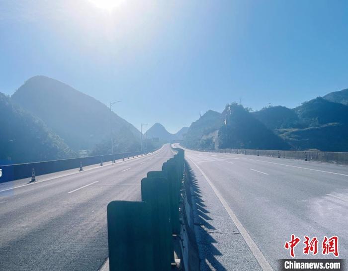 京港澳高速韶關北段本月16日下午1時因寒潮雨霧實施管制,至本周一聖誕節(25日)下午1時才解封。(中新網圖片) 京港澳高速韶關北段本月16日下午1時因寒潮雨霧實施管制,至本周一聖誕節(25日)下午1時才解封。(中新網圖片)