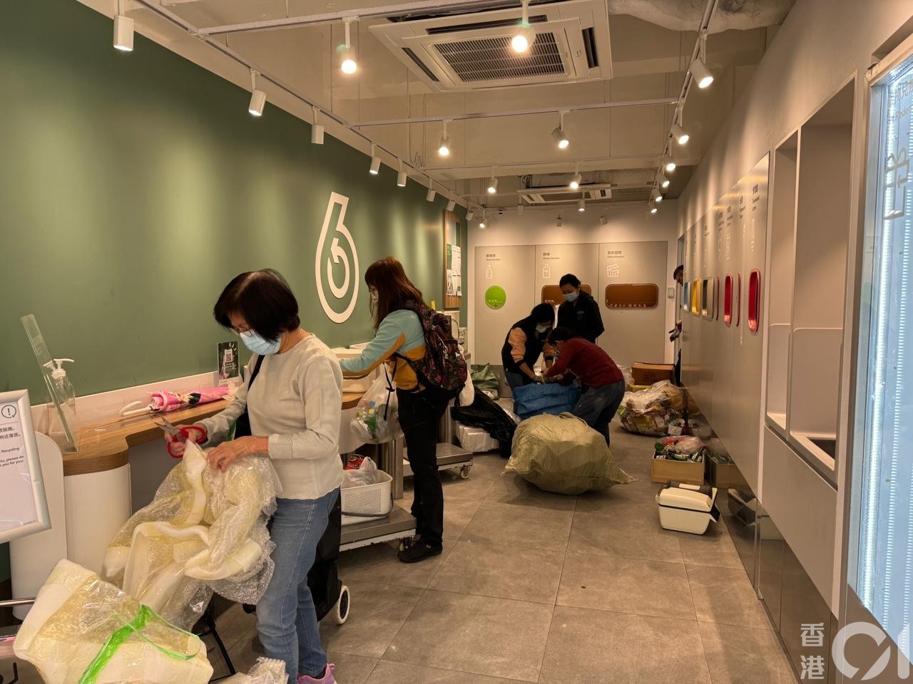 不斷有市民拿着大包小包到站內進行回收。（容嘉儀攝）