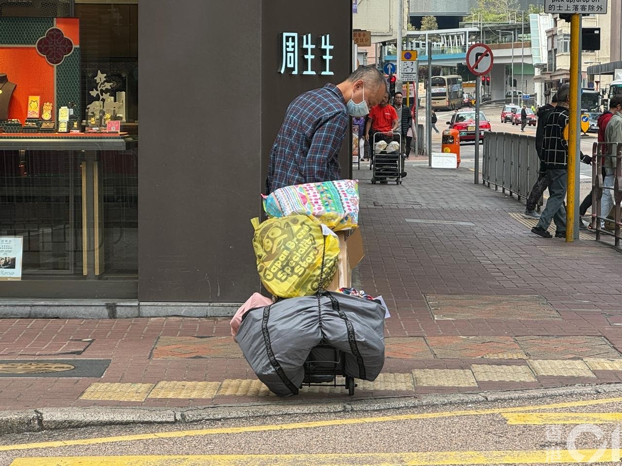 不斷有市民拿着大包小包到站內進行回收。（容嘉儀攝）