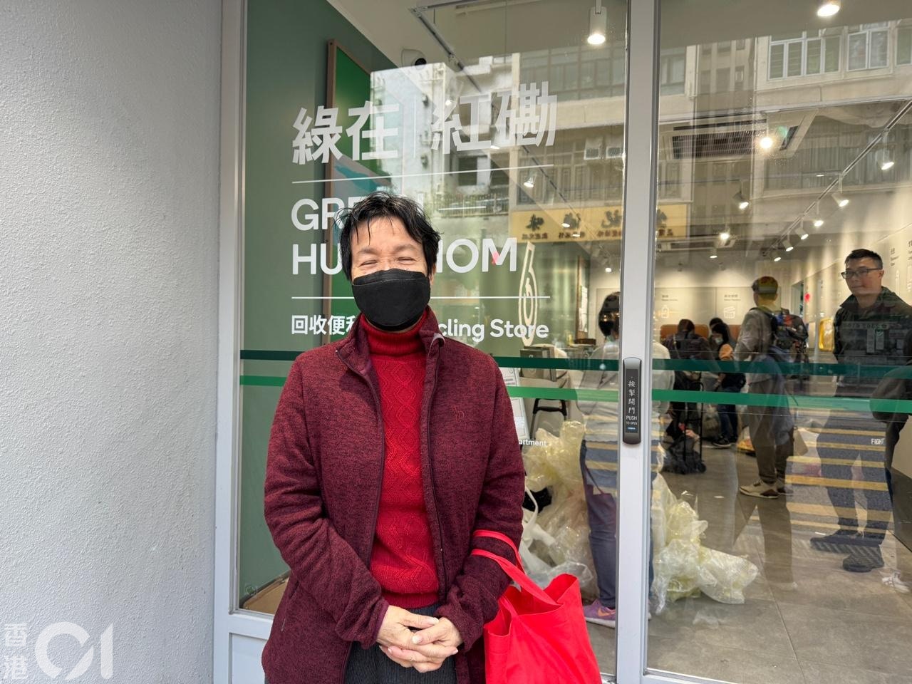 譚太太昨日曾到回收站「摸門釘」。(容嘉儀攝) 譚太太昨日曾到回收站「摸門釘」。(容嘉儀攝)