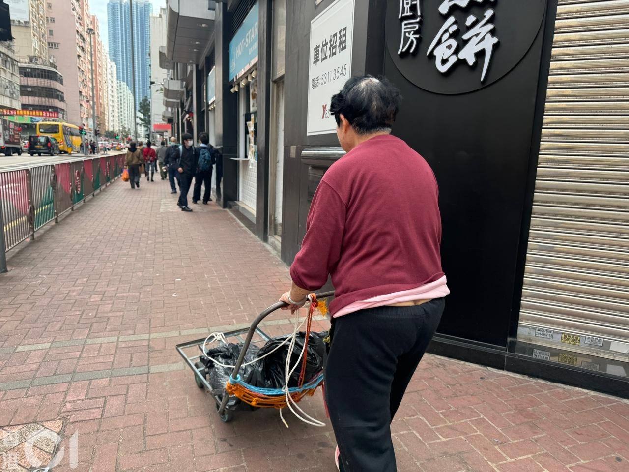 陳婆婆建議公眾假期以「輪休」開放予市民回收。(容嘉儀攝) 陳婆婆建議公眾假期以「輪休」開放予市民回收。(容嘉儀攝)