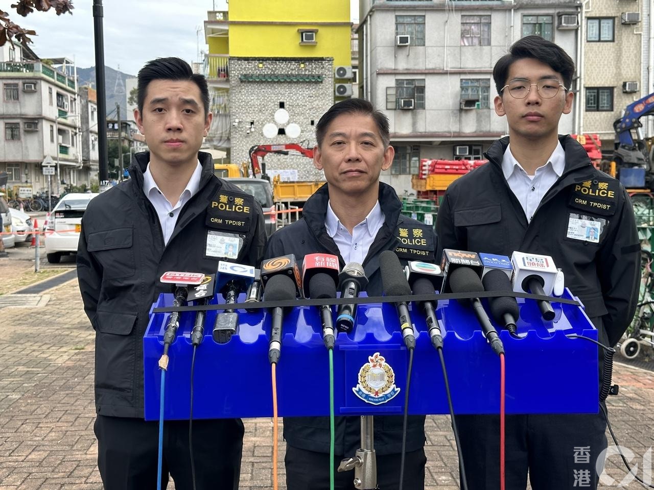 大埔區助理指揮官（刑事）鍾志強警司（中）交代案情。（馬耀文攝）