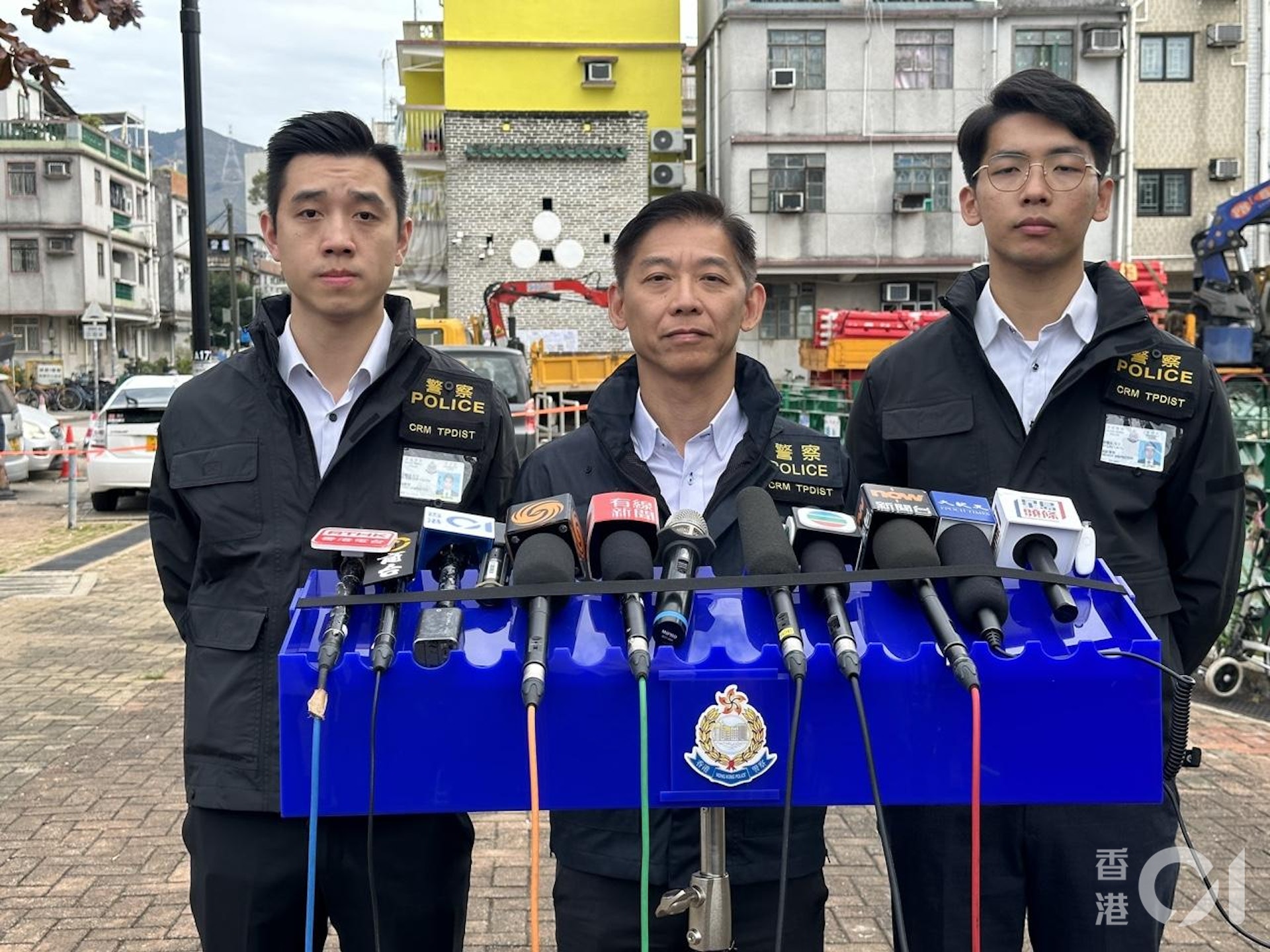 大埔區助理指揮官(刑事)鍾志強警司(中)交代案情。(馬耀文攝)