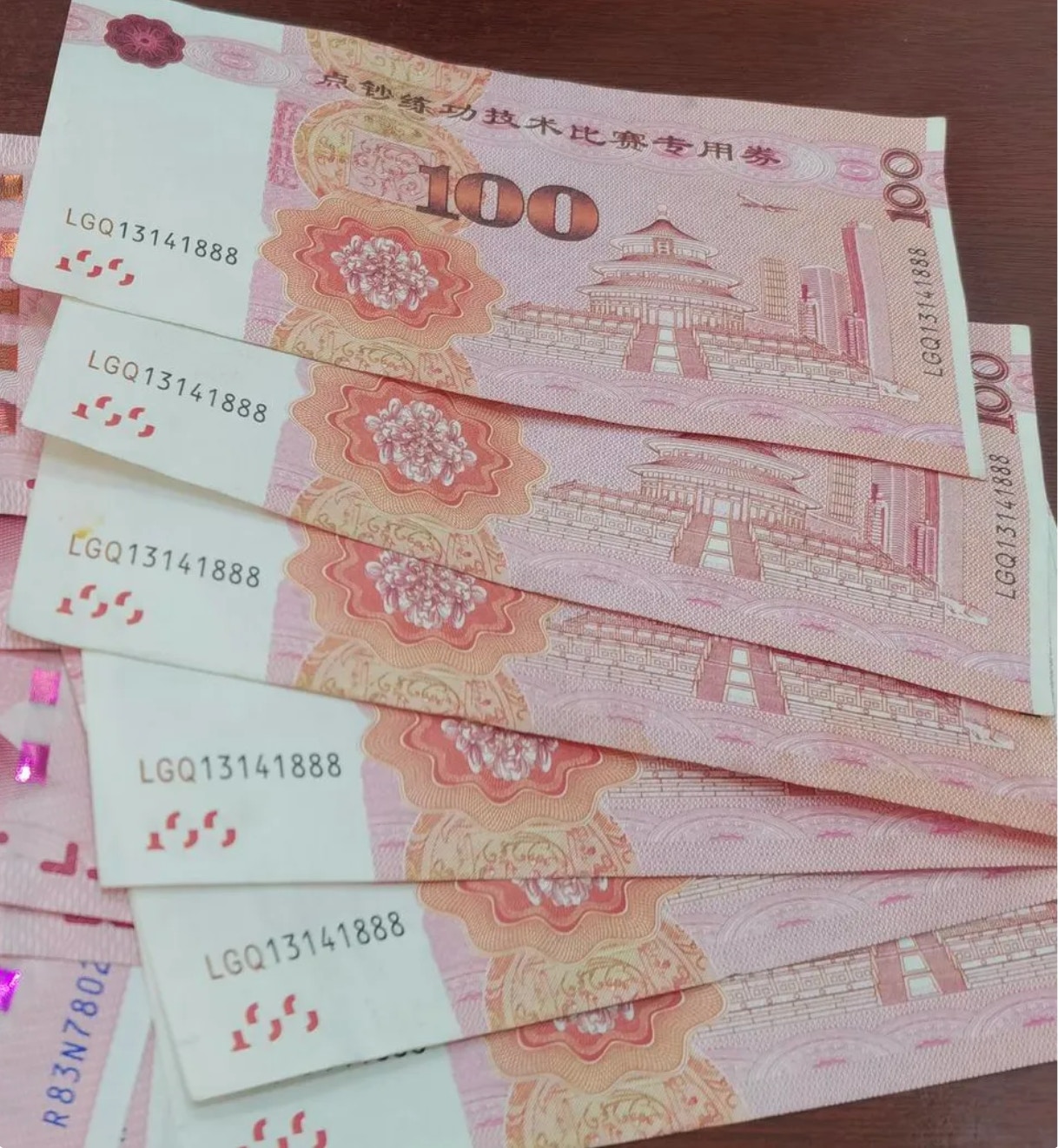 四川男ATM提款發現6張點鈔券銀行監控難揭真相真鈔不翼而飛？