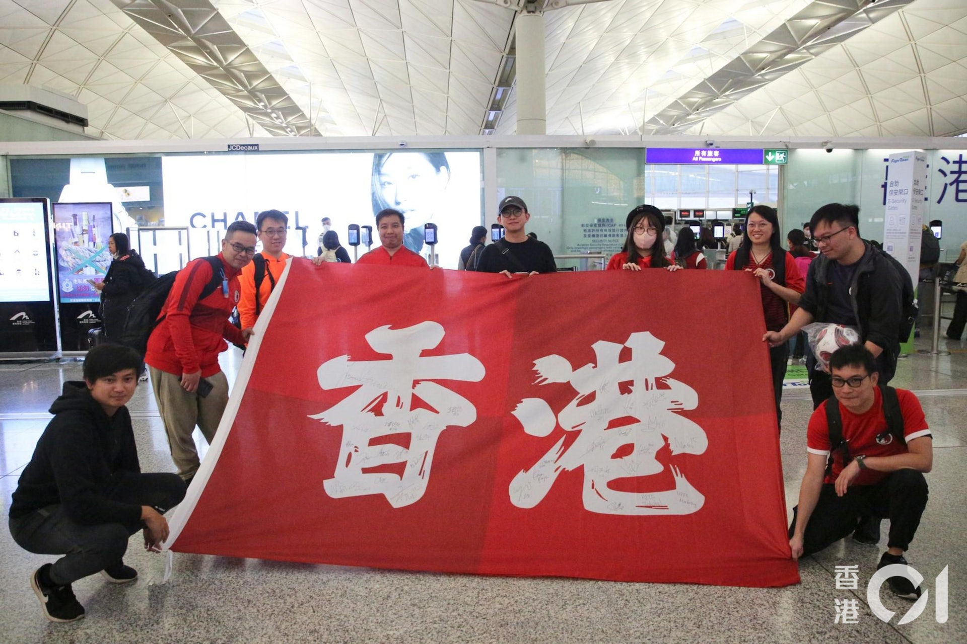 有球迷到機場為港足打氣。(袁志浩攝) 有球迷到機場為港足打氣。(袁志浩攝)