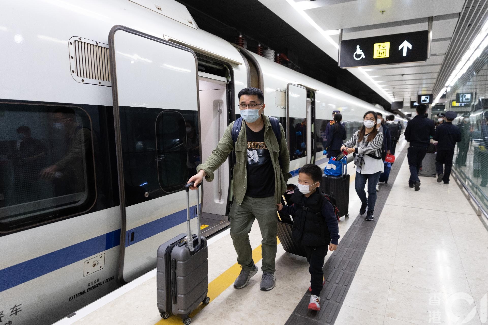 1月15日，广深港高铁香港段恢复营运，市民登上往内地列车。（廖雁雄摄）