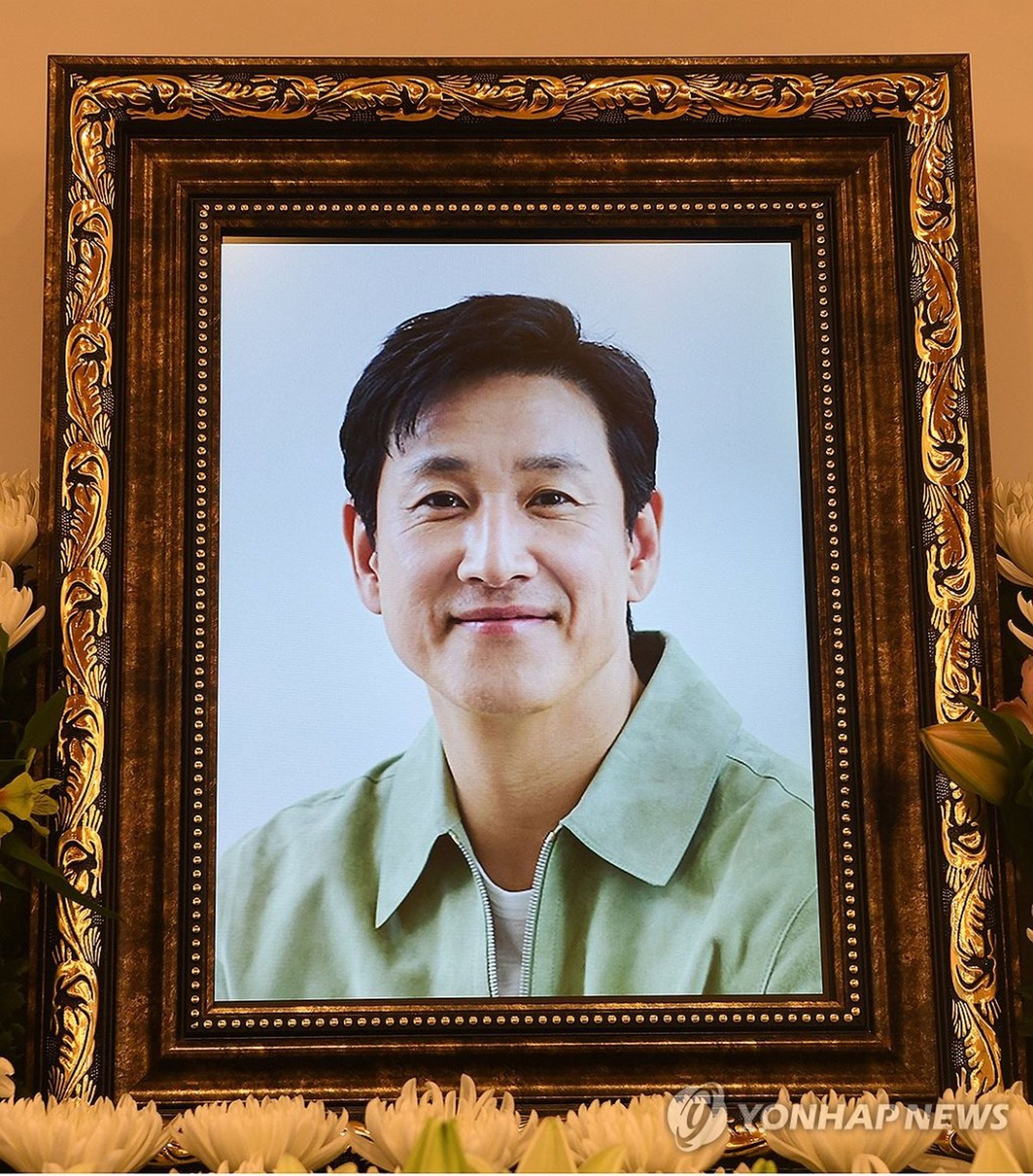 李善均的遺照,是他於《浪漫特攻隊》的宣傳照,他面露微笑。(YONHAPNEWS) 李善均的遺照,是他於《浪漫特攻隊》的宣傳照,他面露微笑。(YONHAPNEWS)