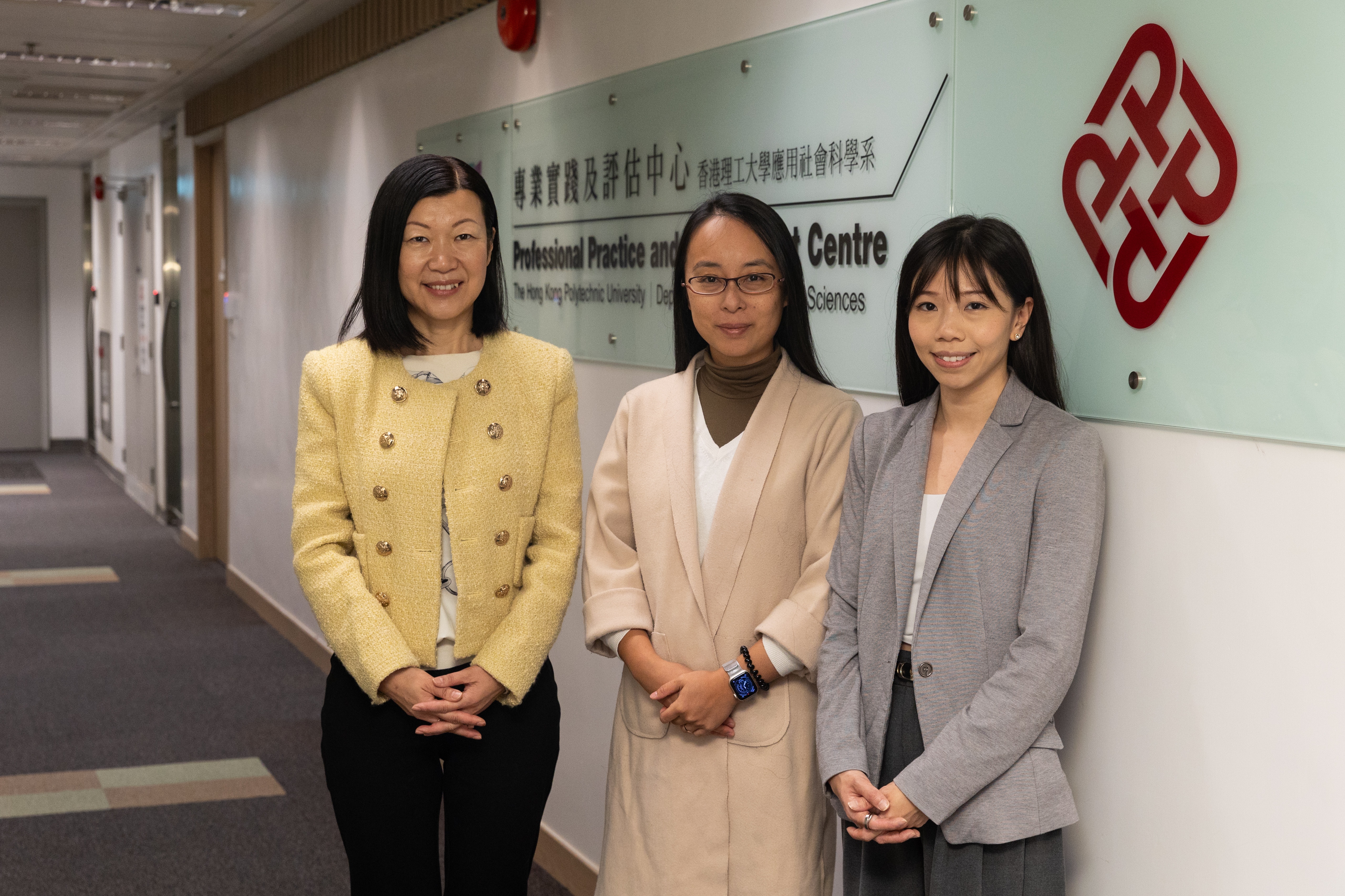 Kate（中）虽然没有相关的社会学背景，但经过一年的实习后，甫毕业便能加入婚姻及家庭治疗师行列。