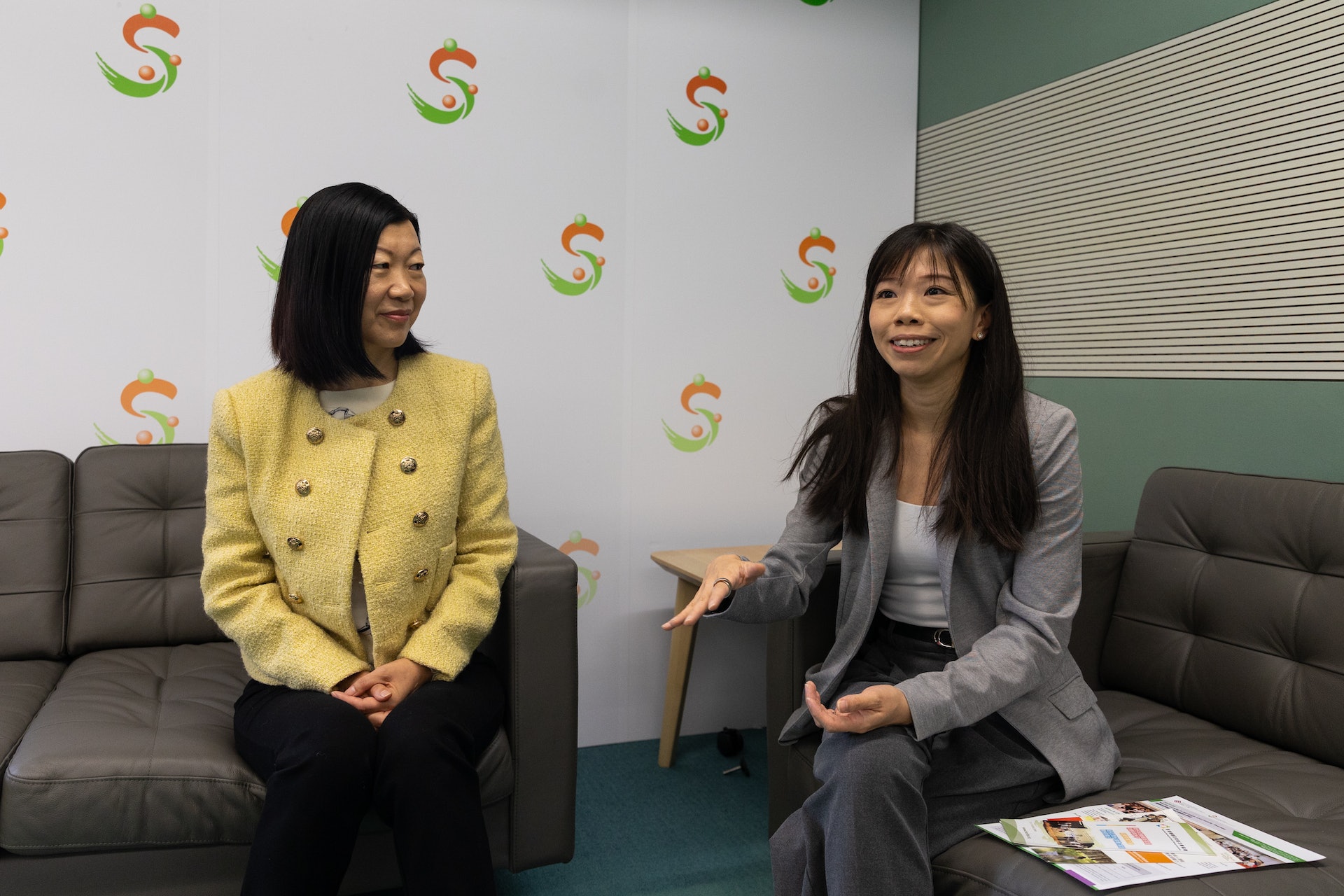 Cory(右)指出修读「人际关系大脑神经学及创伤疗愈」一科后,使自己能更有效地辅导个案。 Cory(右)指出修读「人际关系大脑神经学及创伤疗愈」一科后,使自己能更有效地辅导个案。