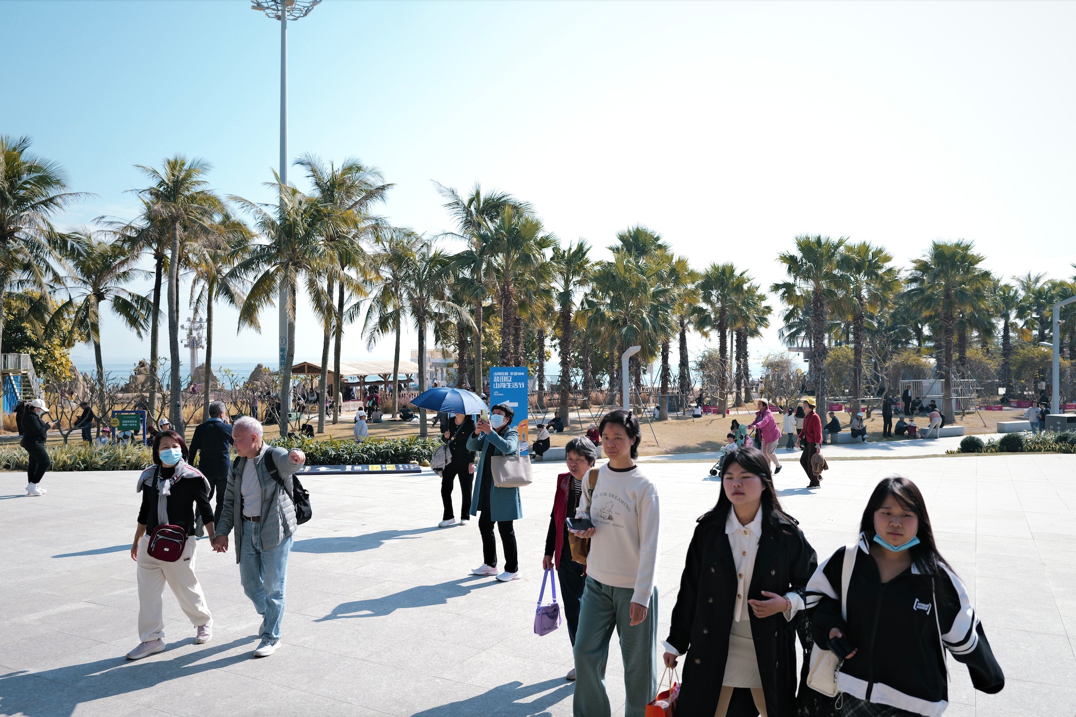 大梅沙有海灘、椰林和草坪，景色優美，深圳8號線開通後吸引許多民眾前往，不少港人亦趕在地鐵開通第二日前去打卡。（歐嘉樂攝）