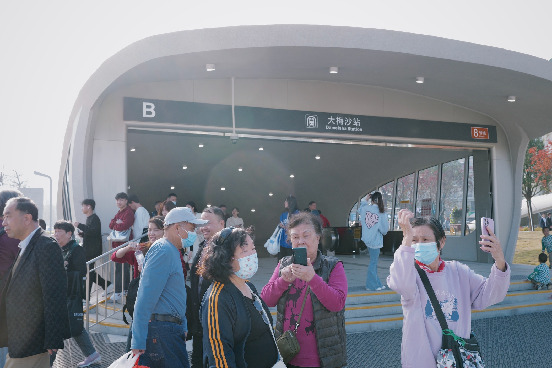 大梅沙有海灘、椰林和草坪，景色優美，深圳8號線開通後吸引許多民眾前往，不少港人亦趕在地鐵開通第二日前去打卡。（歐嘉樂攝）