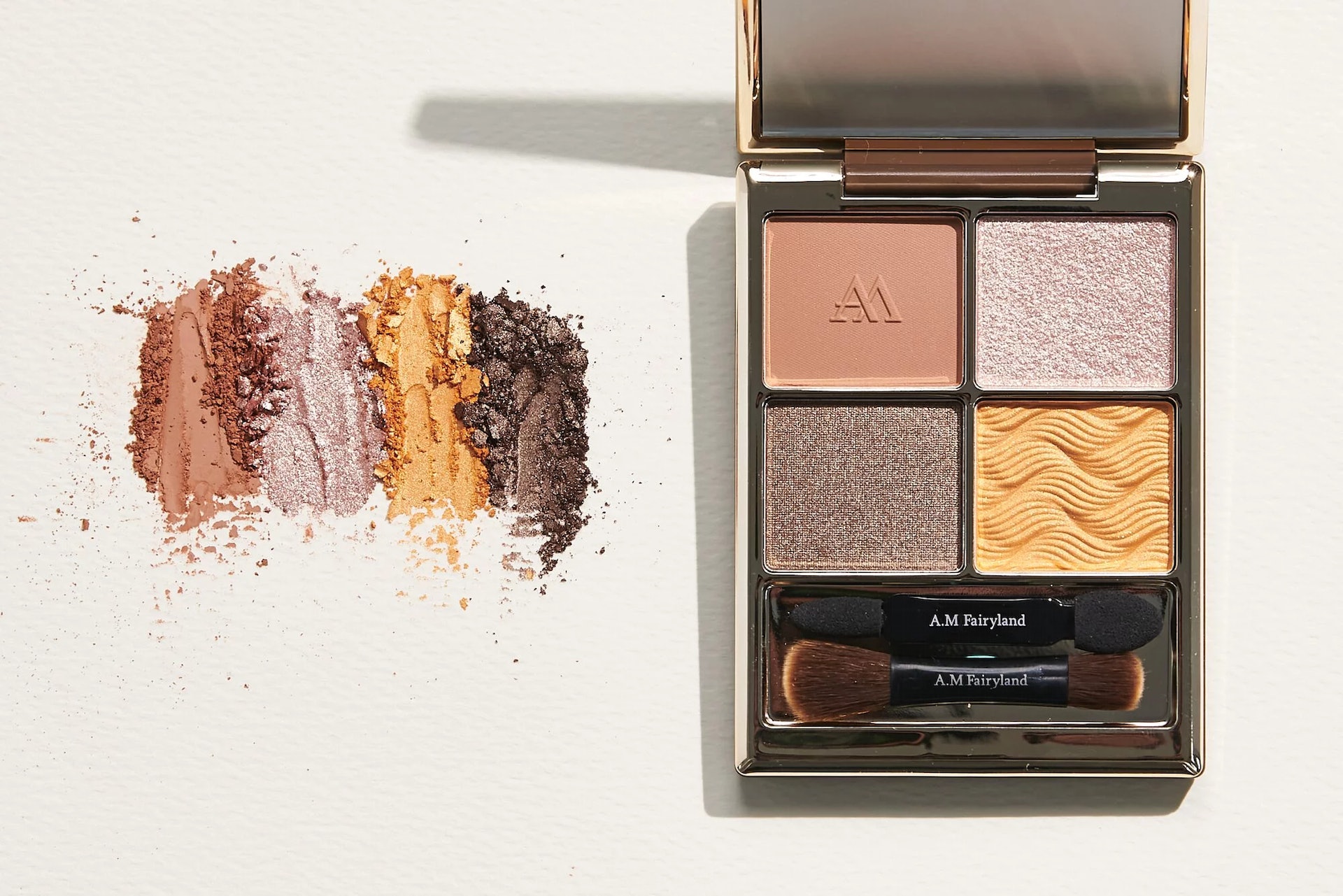 台灣必買藥妝11. A.M Fairyland迷光掠影眼彩盒 NT1180(約港幣$300)(A.M Fairyland官網) 台灣必買藥妝11. A.M Fairyland迷光掠影眼彩盒 NT1180(約港幣$300)(A.M Fairyland官網)