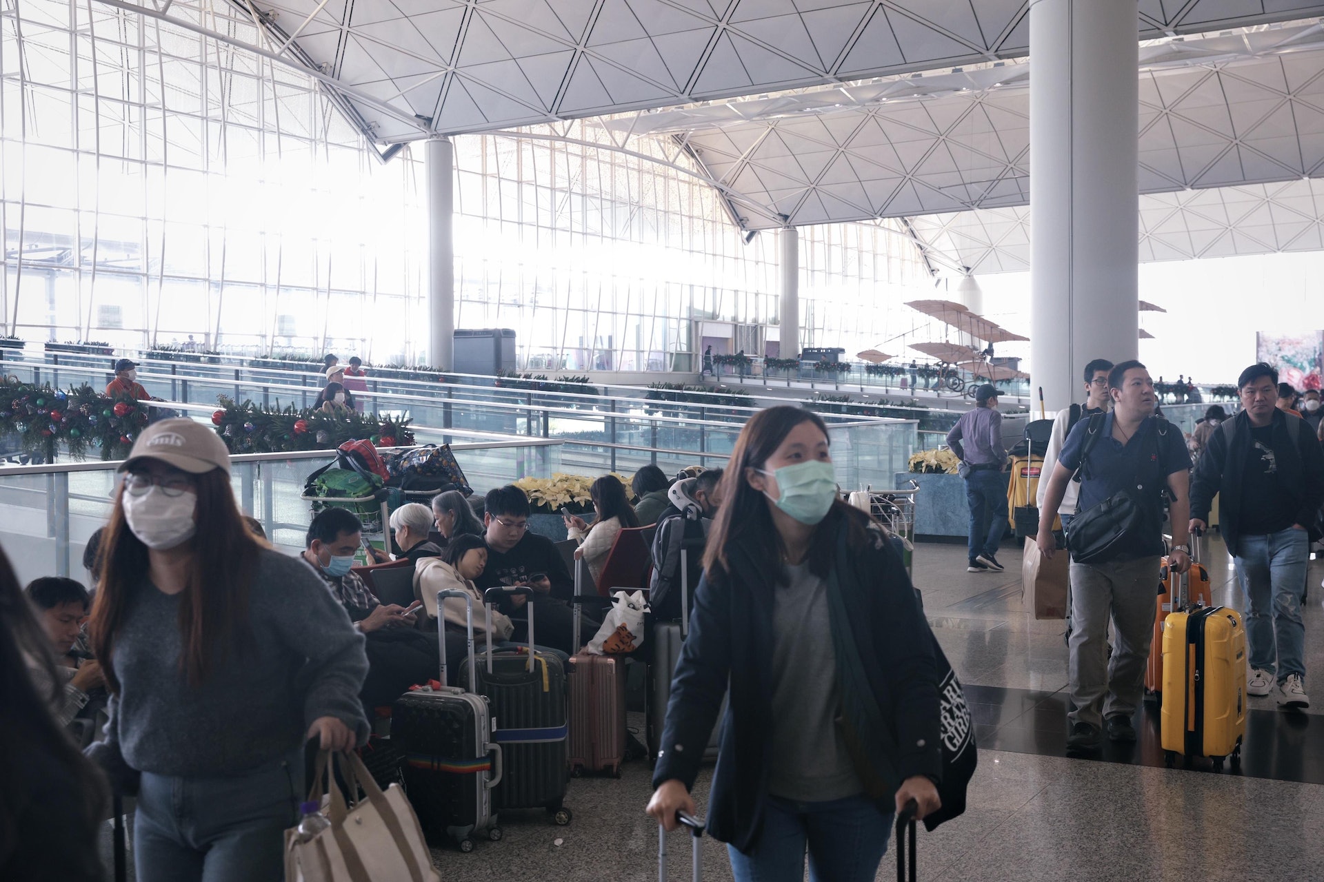 機場早上有大批旅客,有不少港人選擇飛往台北及日本等鄰近地方跨年慶祝。(歐嘉樂攝) 機場早上有大批旅客,有不少港人選擇飛往台北及日本等鄰近地方跨年慶祝。(歐嘉樂攝)