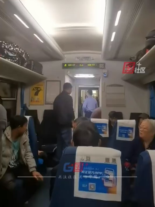 一班由浙江杭州開往廣東惠州的火車上，一名中年男子突聞22歲兒子車禍身亡的噩耗後，放聲痛哭，畫面令不少人不禁唏噓。（影片截圖）