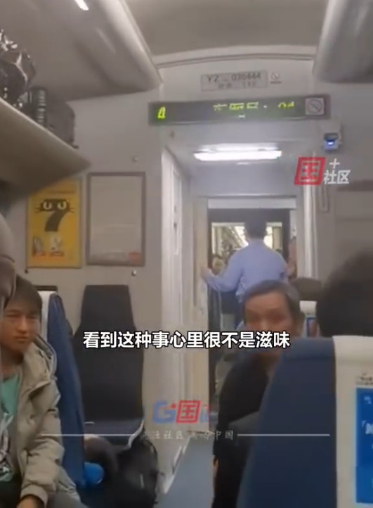 一班由浙江杭州開往廣東惠州的火車上，一名中年男子突聞22歲兒子車禍身亡的噩耗後，放聲痛哭，畫面令不少人不禁唏噓。（影片截圖）