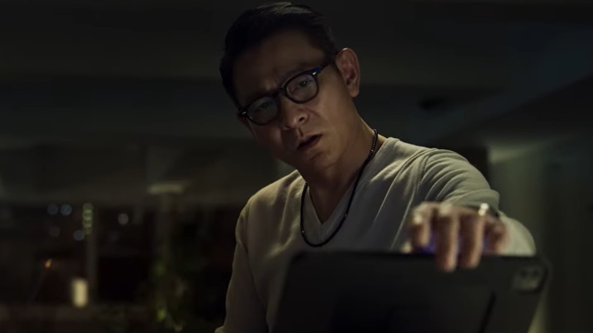 劉德華飾演的林陣安人前是一名儒雅的律師,背後則是一名狠毒的毒梟。(影片截圖) 劉德華飾演的林陣安人前是一名儒雅的律師,背後則是一名狠毒的毒梟。(影片截圖)
