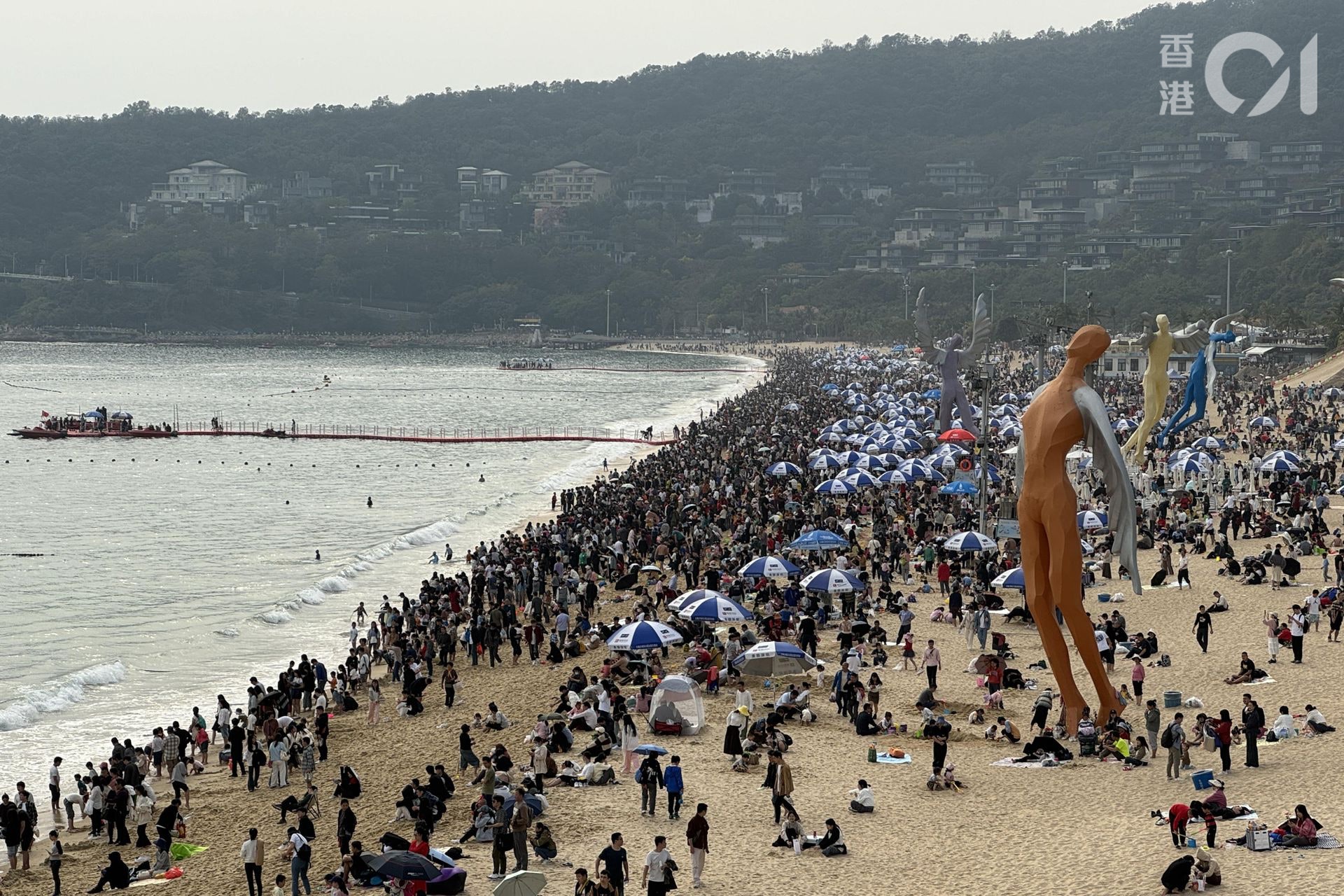 2023年12月30日,深圳大梅沙人頭湧湧。(歐陽德浩攝) 2023年12月30日,深圳大梅沙人頭湧湧。(歐陽德浩攝)